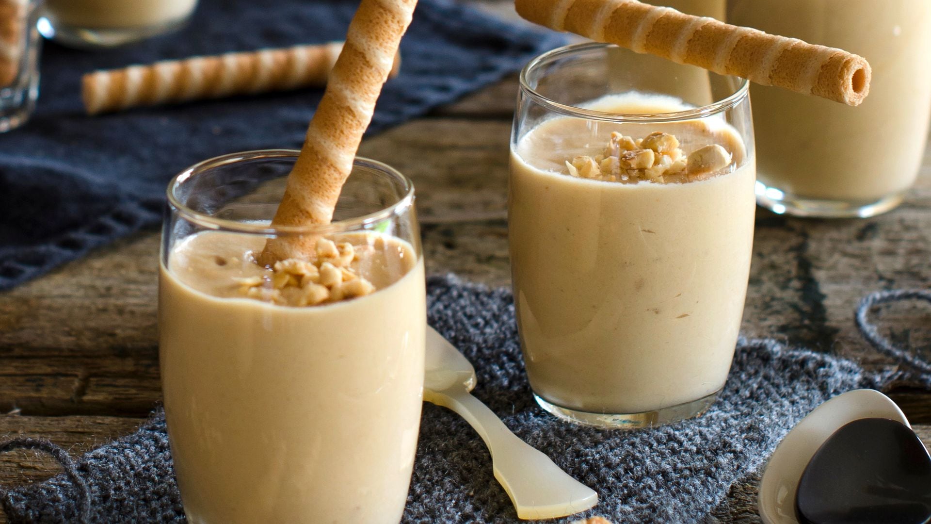 Vasitos de crema de turrón con nueces y barquillos.