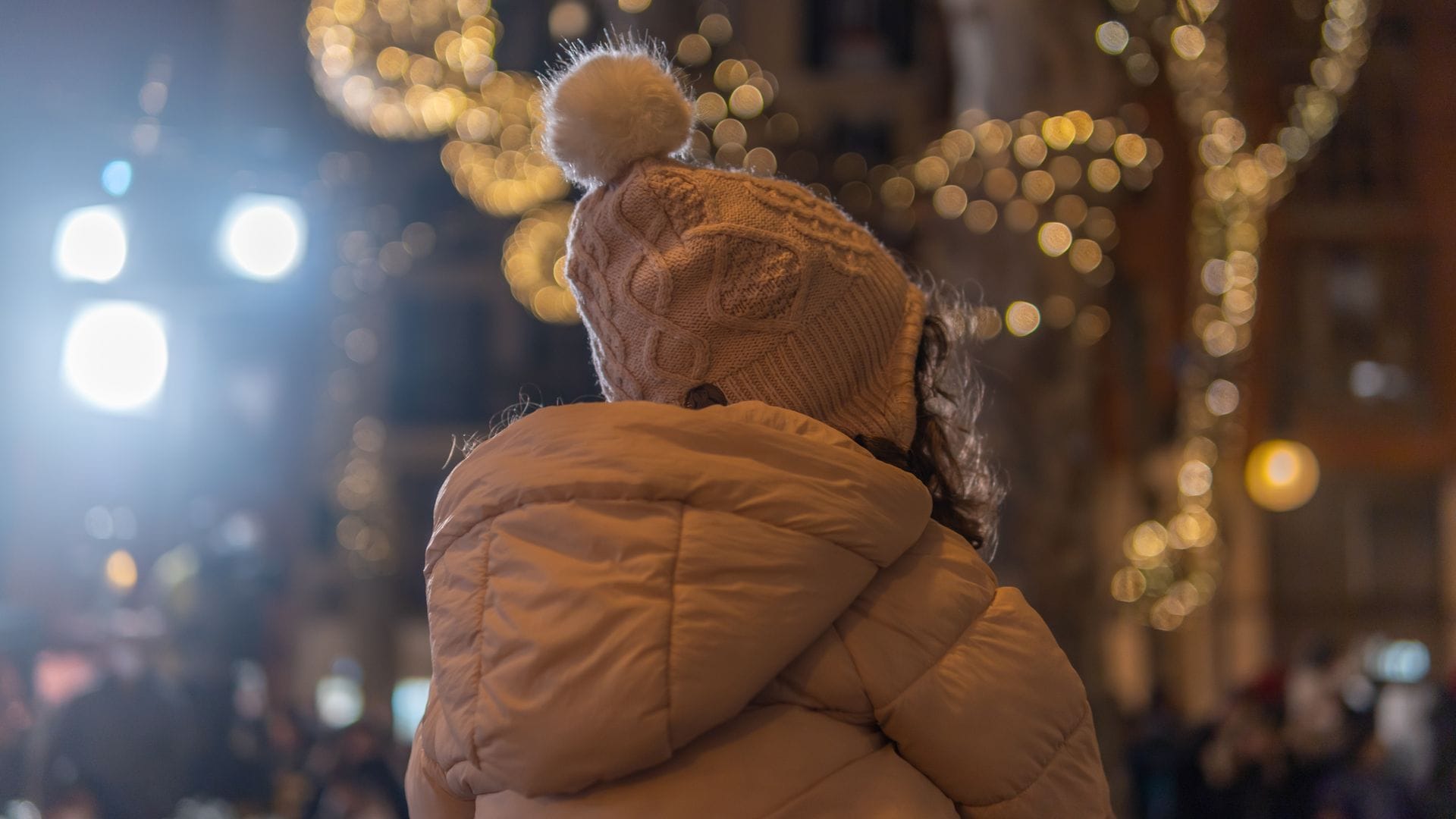 Niños, caramelos y paraguas: la Cabalgata de Reyes se celebra bajo amenaza de lluvia