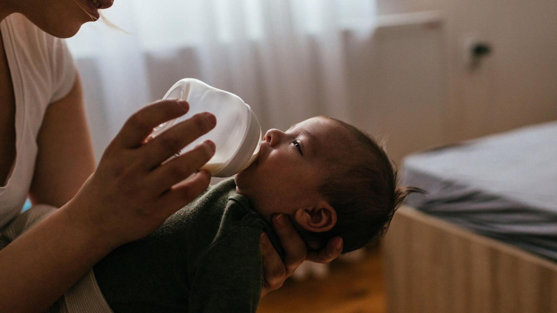 ¿Qué leche le doy a mi bebé si no quiero darle el pecho?