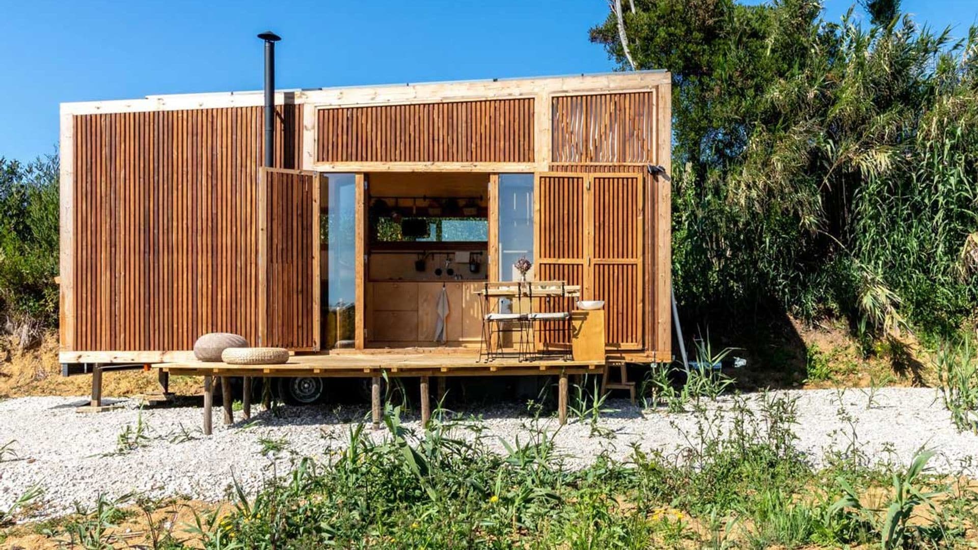 Una 'tiny house' de doble altura, preparada para vivir a pequeña a escala