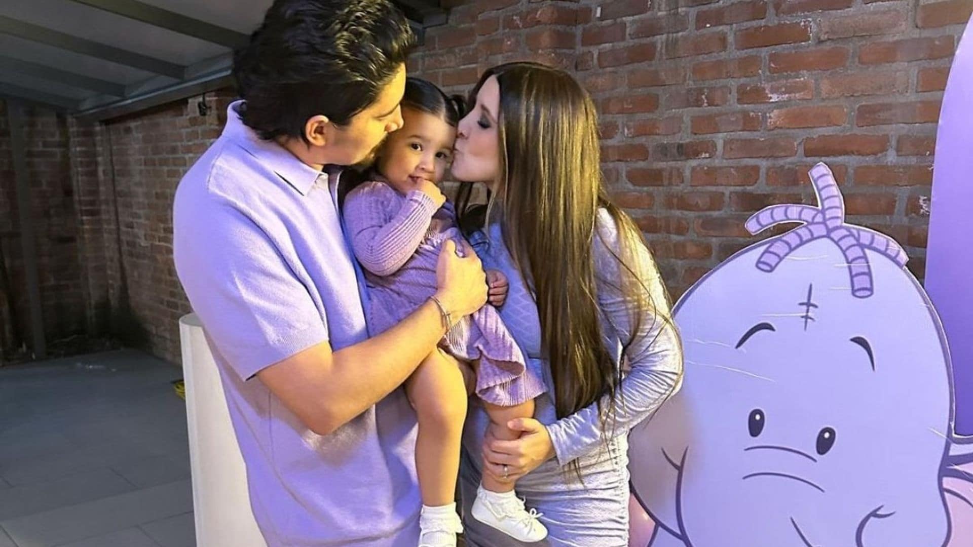 Con ilusión, Alex Fernández y Alexia Hernández celebran el primer baby shower de su hija Nirvana
