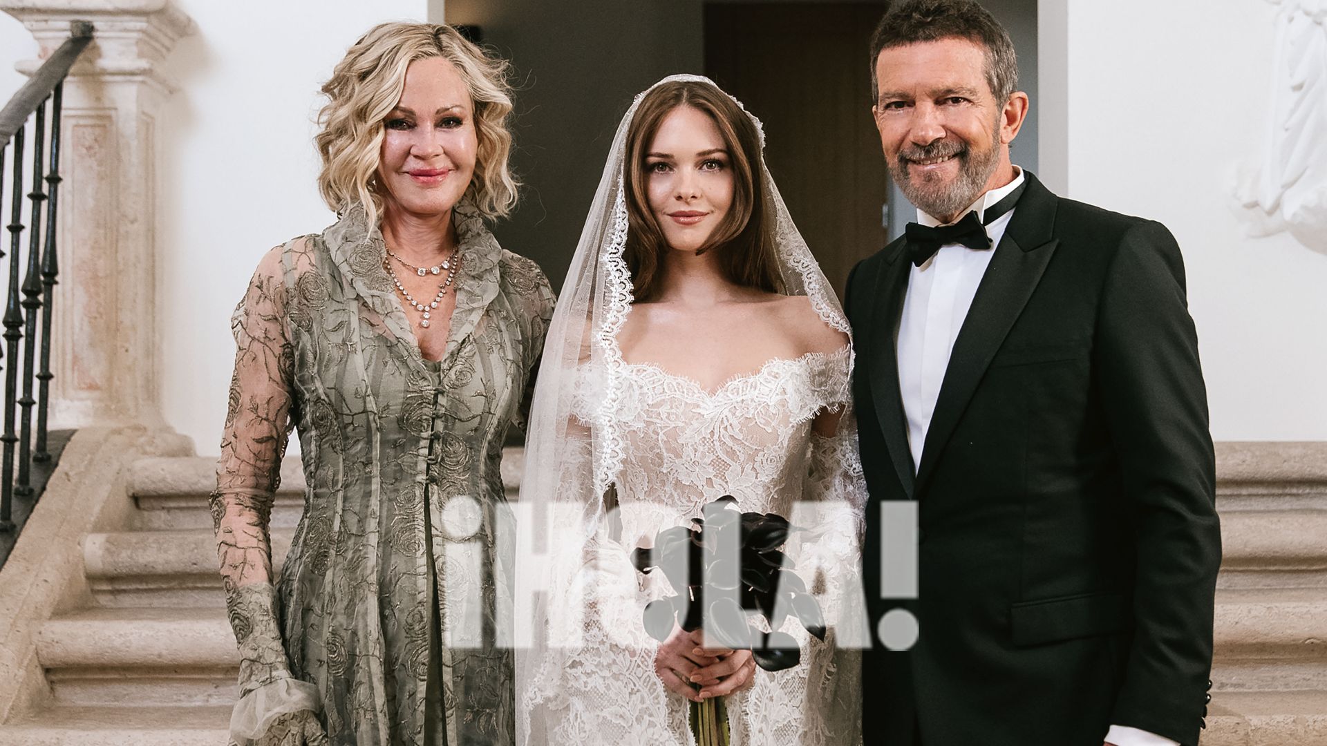 Stella Banderas con sus padres