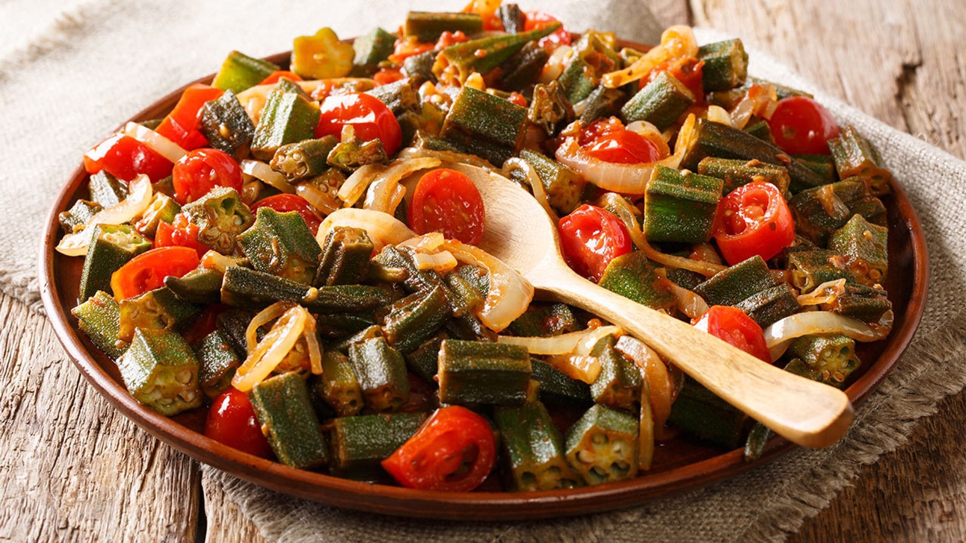 Salteado de okra con tomate y cebolla