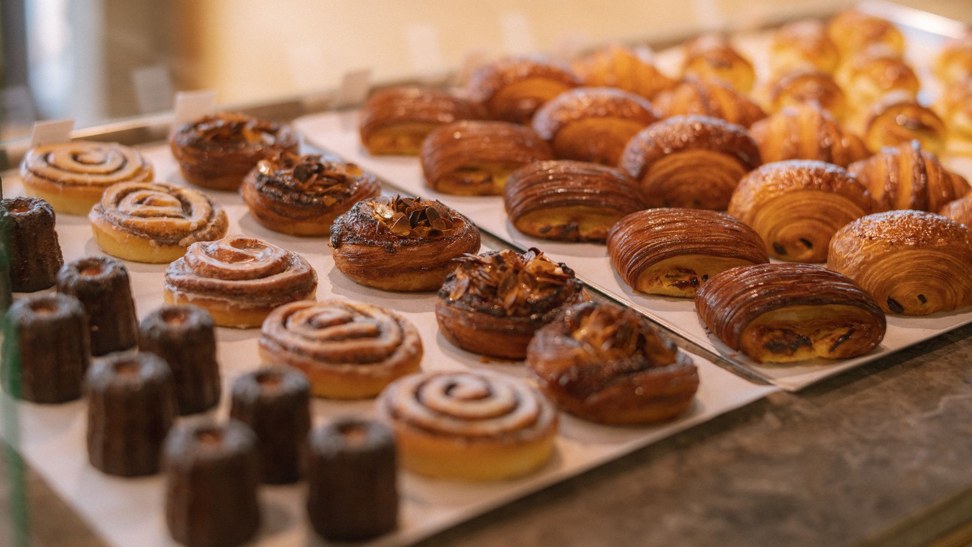 La cafetería danesa que triunfa en Copenhague y Nueva York abre en Madrid: café de culto e irresistibles bollos de cardamomo