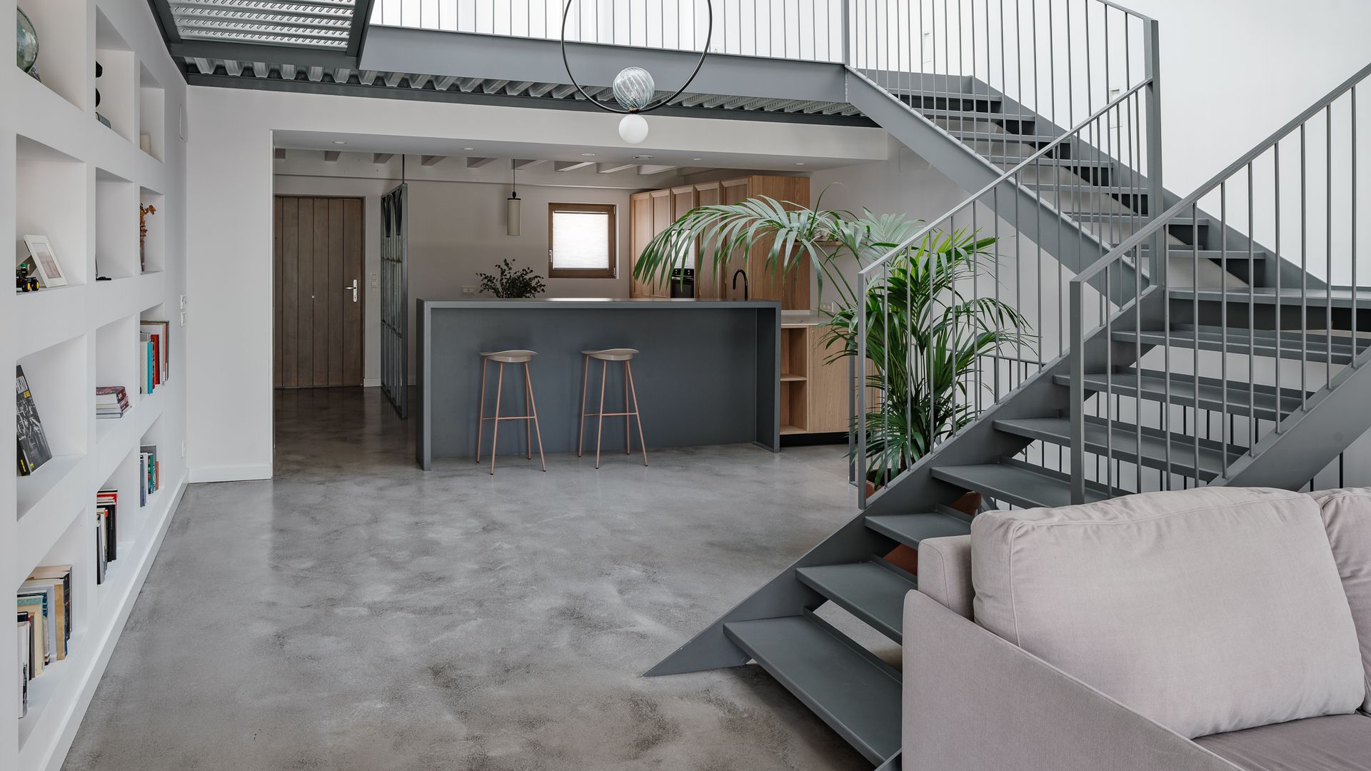 Cocina abierta bajo la escalera
