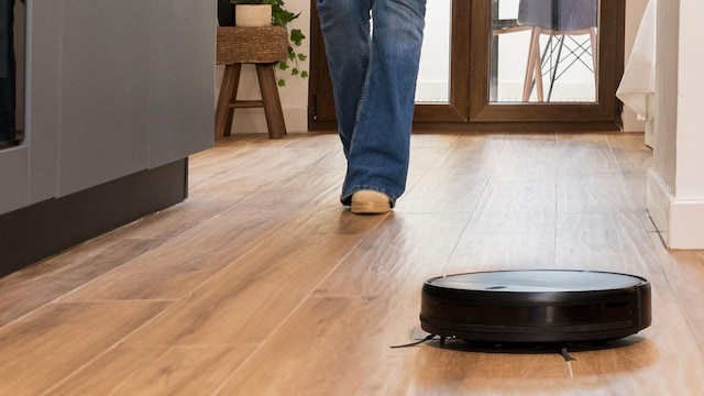 Un robot Cecotec y una mujer andando