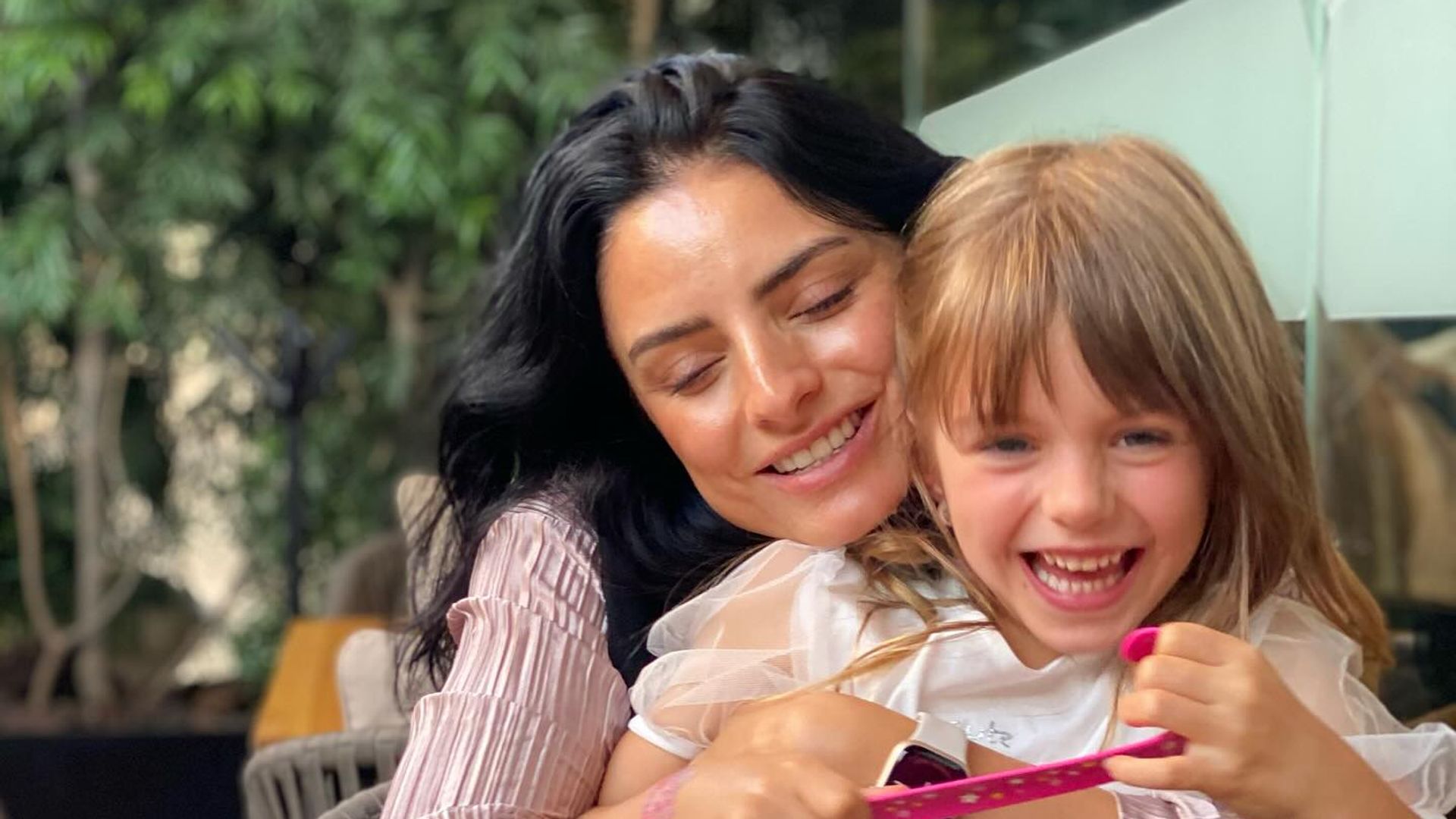 Aislinn Derbez se conmueve hasta las lágrimas al hablar de su hija Kailani: ‘Me ha liberado’