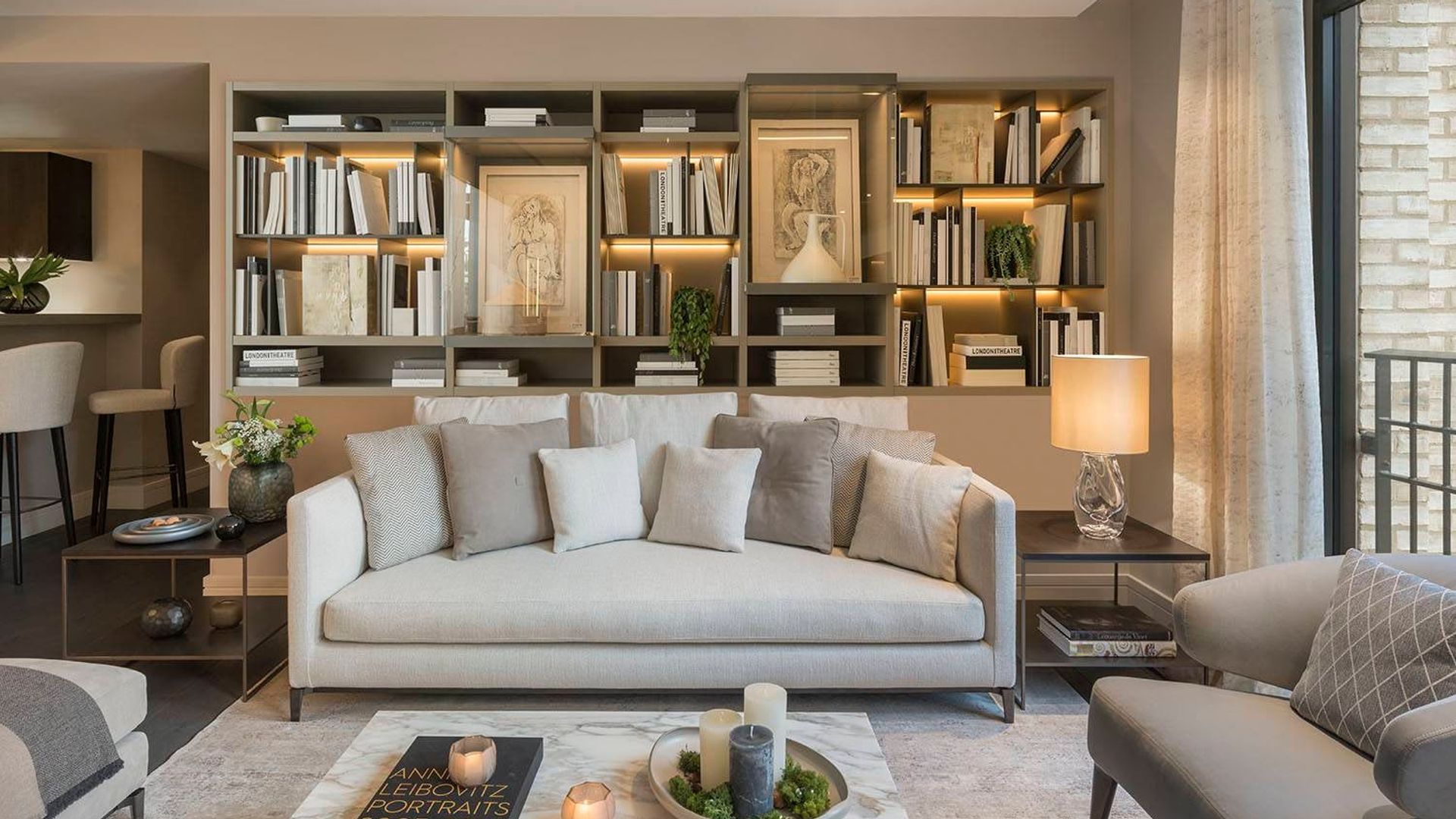 Salón con librería iluminada