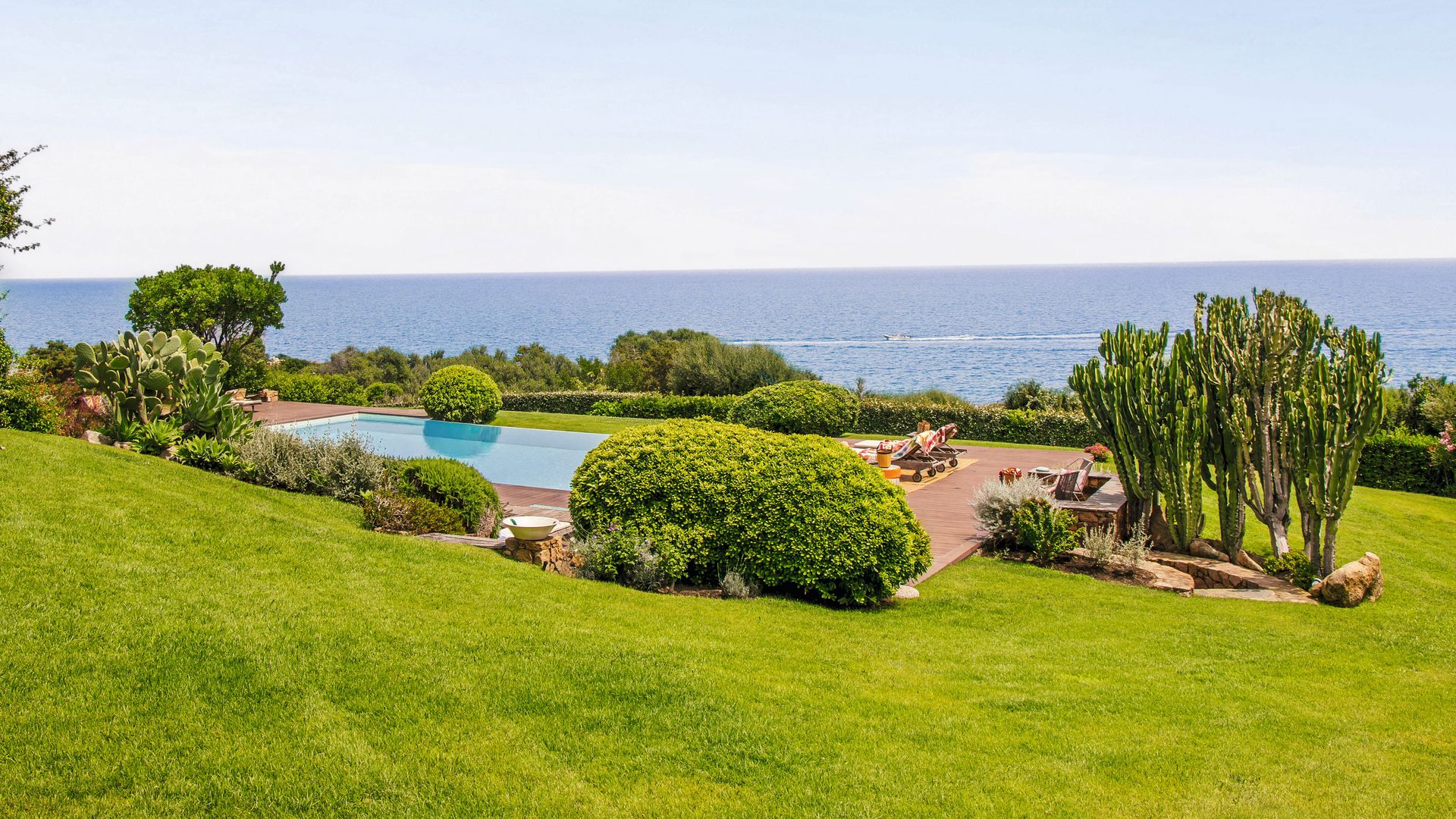 Su casa en Cerdeña, una villa con piscina y césped