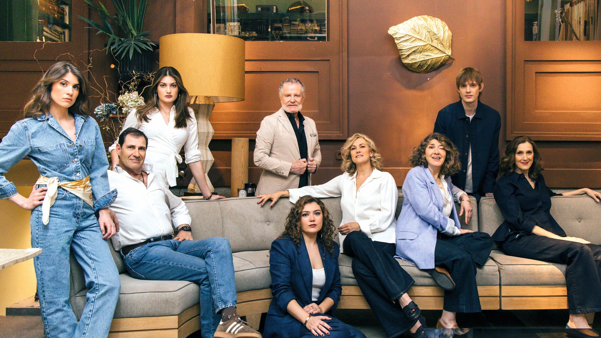 Tres generaciones de la familia Urquijo Ortega reunidas. De pie, de izquierda a derecha, Camila Conigliano, Lola Urquijo, Pascua Ortega y Diego Moncada. Sentados, Felipe, Lucía, Maraya e Inés Urquijo. En el suelo, Inés Conigliano