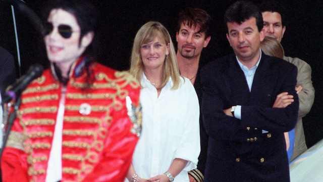 Singer Michael Jackson talks to fans as wife Debbie Rowe 