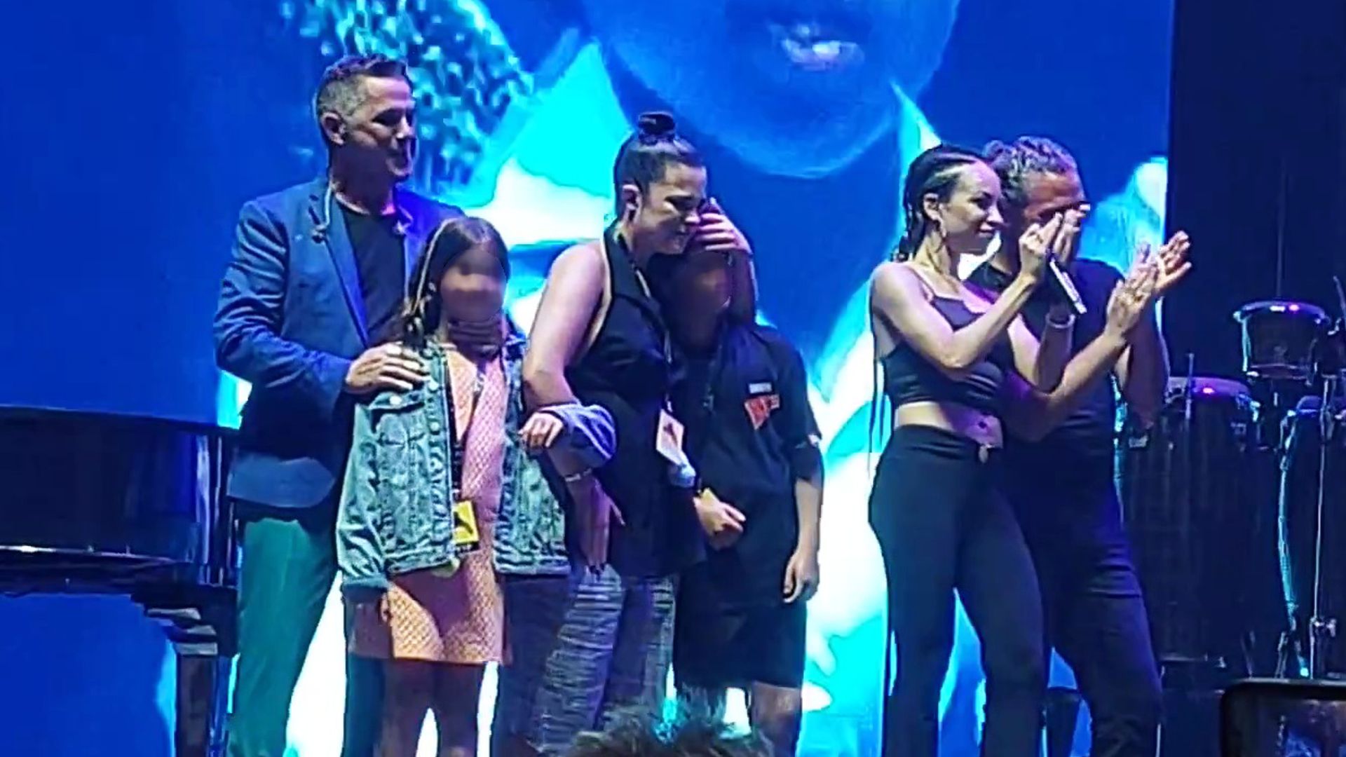 El emotivo abrazo de Alejandro Sanz con sus hijos sobre el escenario y otros momentazos del último concierto de su gira