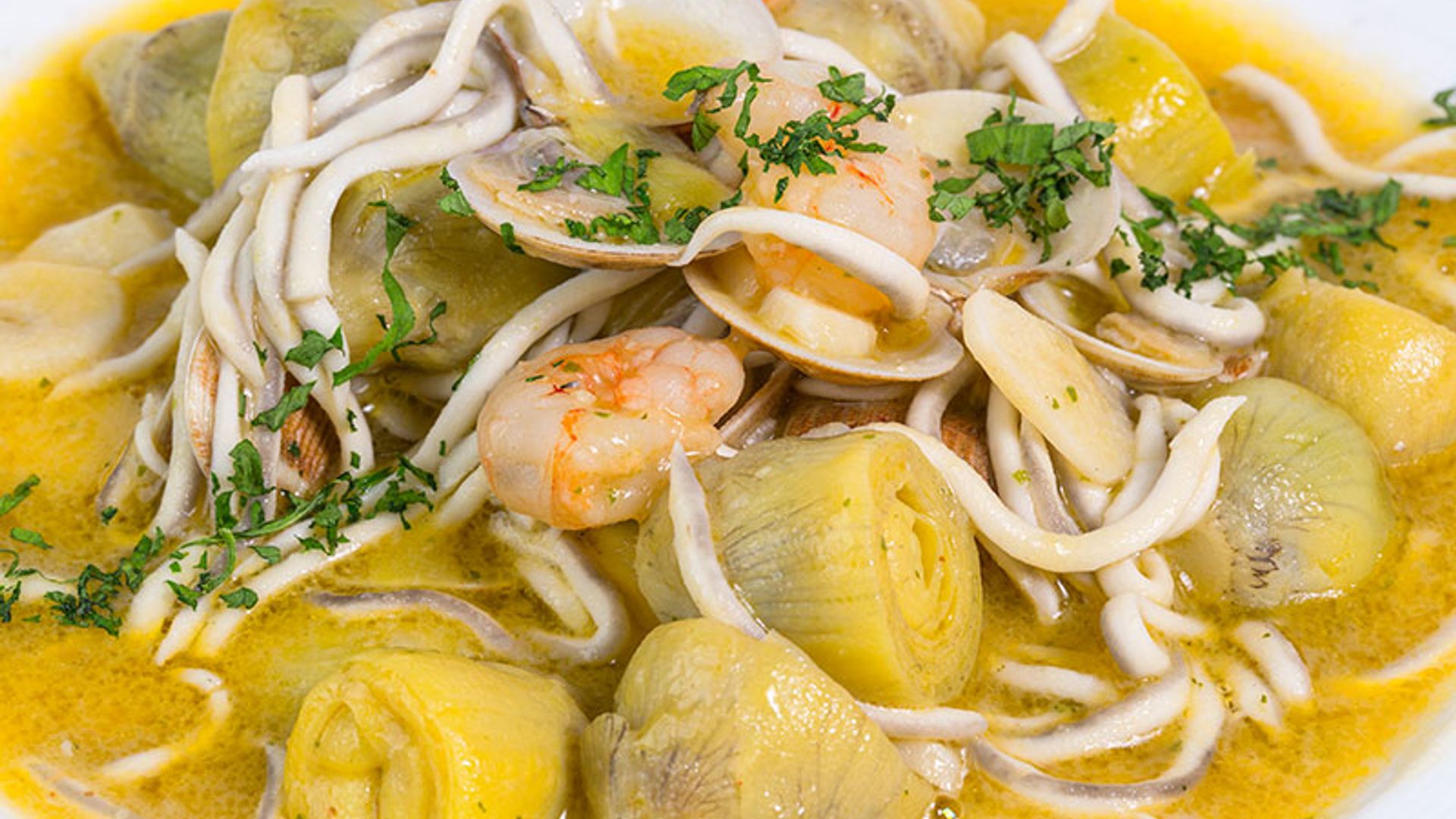 Guiso de alcachofas, gulas y almejas