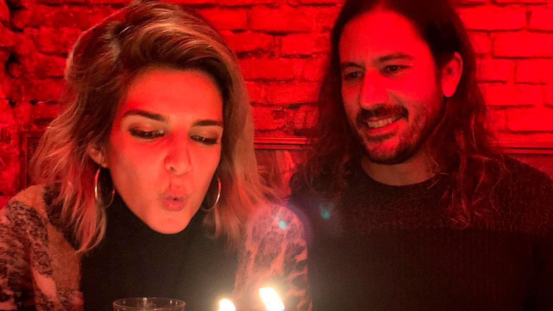 Clara Lago celebra su 34 cumpleaños junto a su novio, el músico José Lucena, y rodeada de amigos