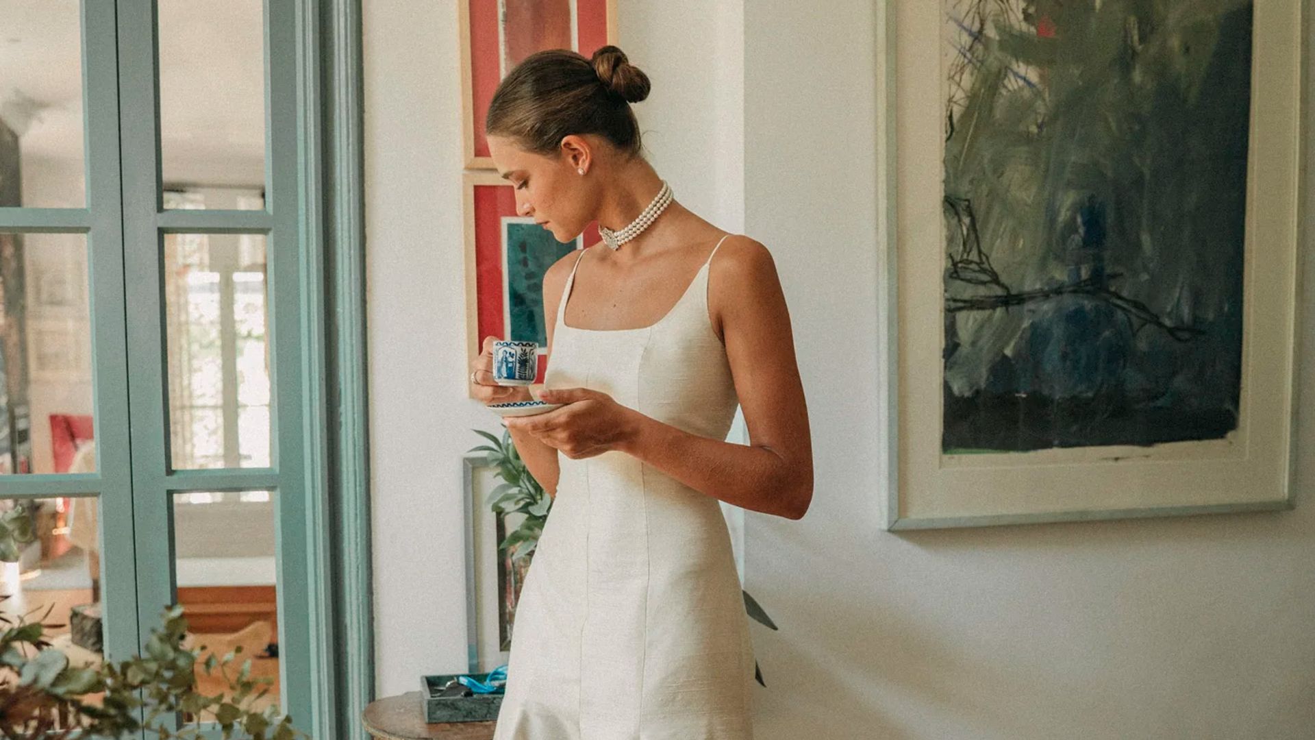 Novia con un moño de bailarina y vestido de Cherubina Atelier