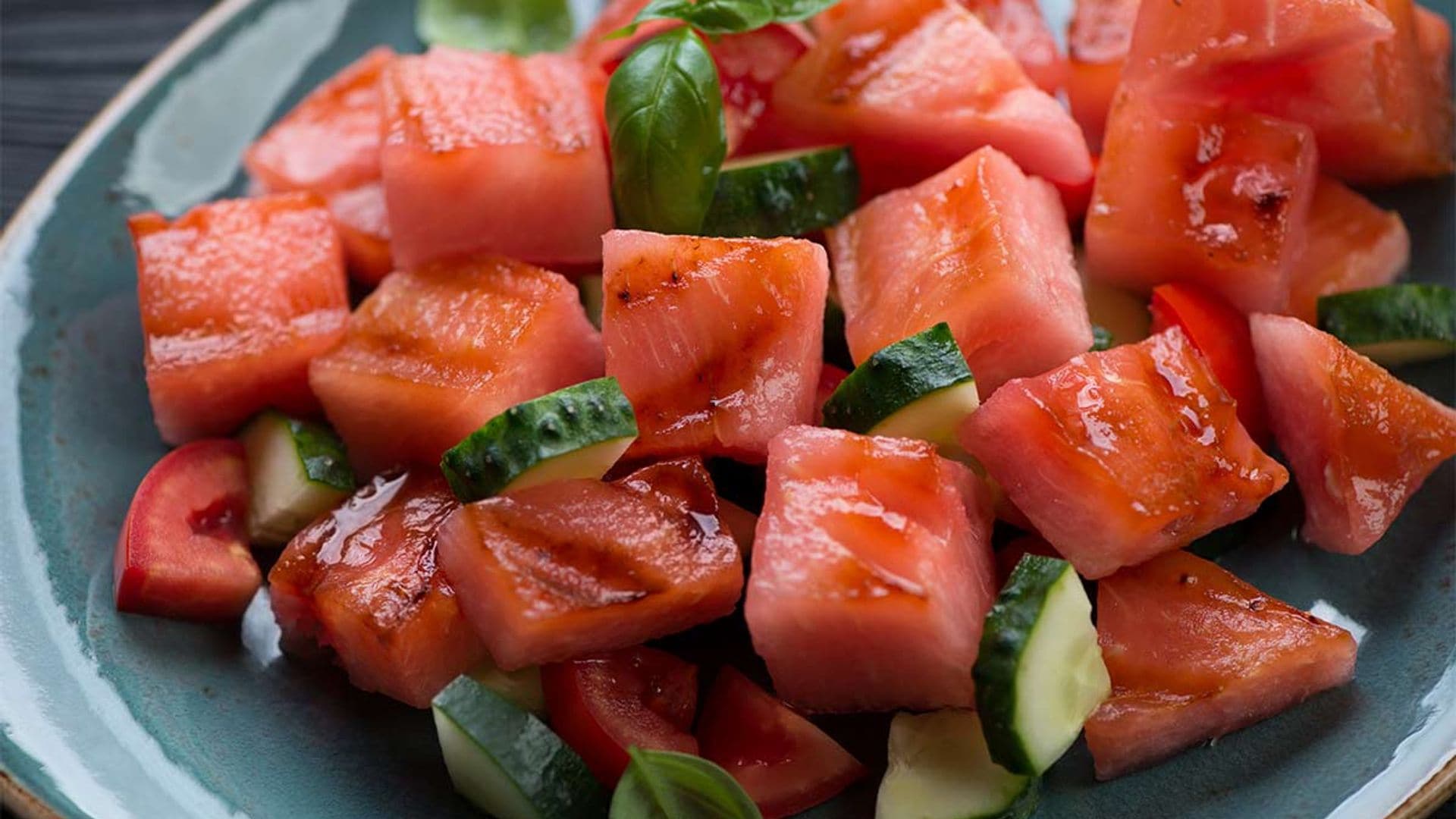 Ensalada de sandía a la parrilla con pepino y tomate