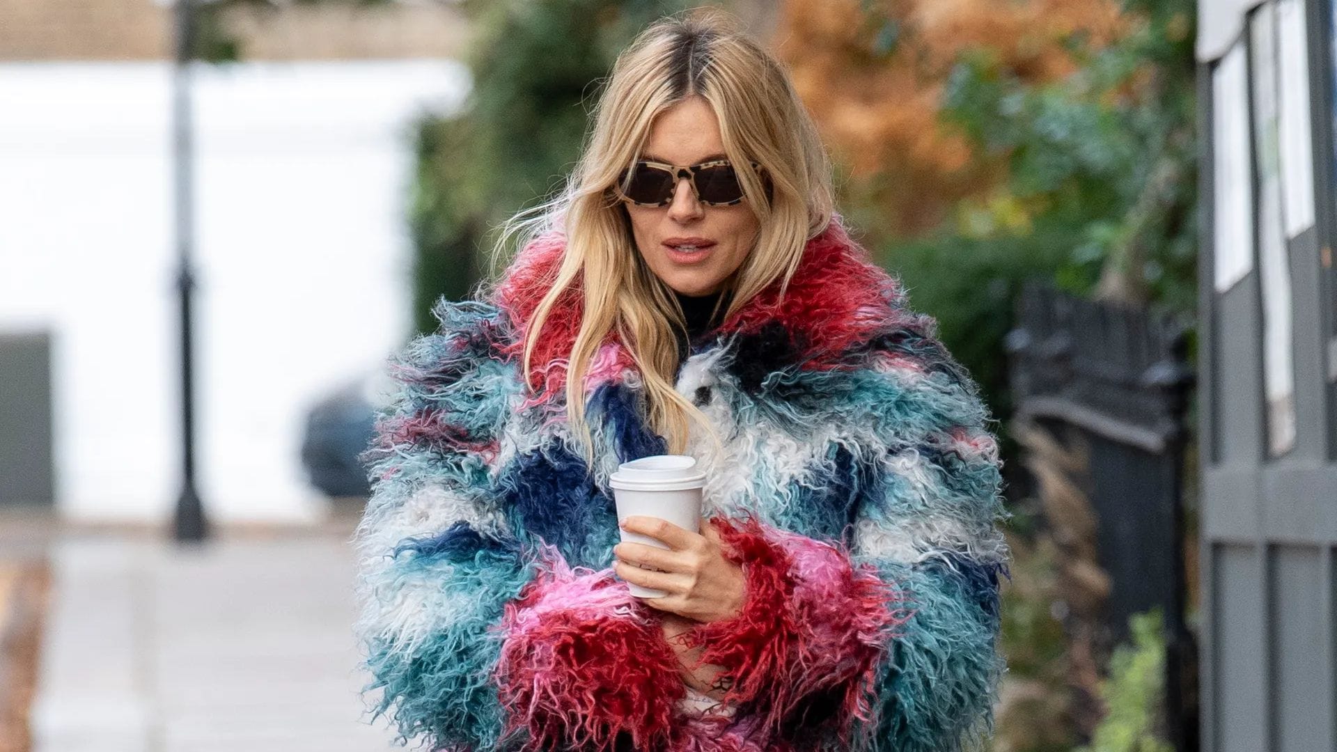 Sienna Miller en Notting Hill con abrigo de Desigual, 2025.