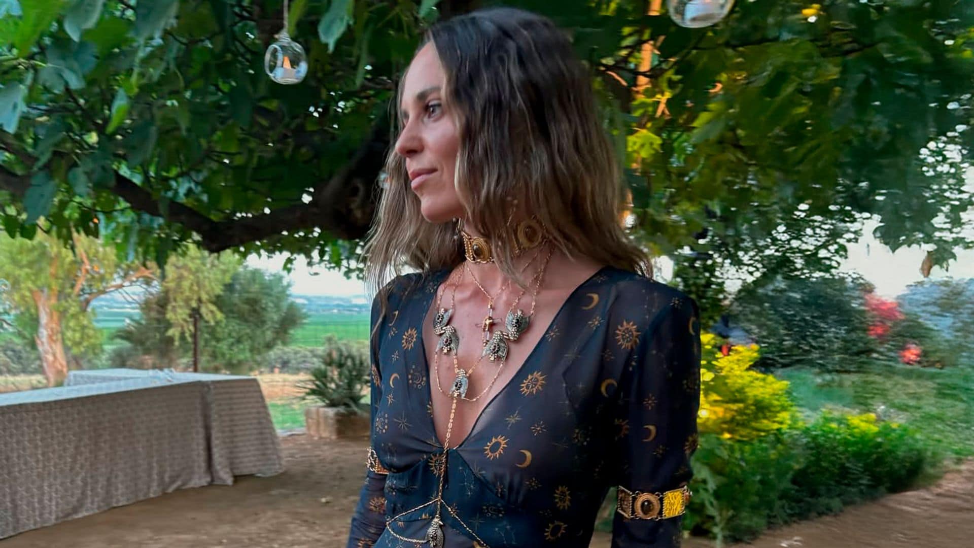 El look celestial de Claudia Osborne en Córdoba: una invitada bohemia con vestido estampado diseñado por su hermana Ana Cristina