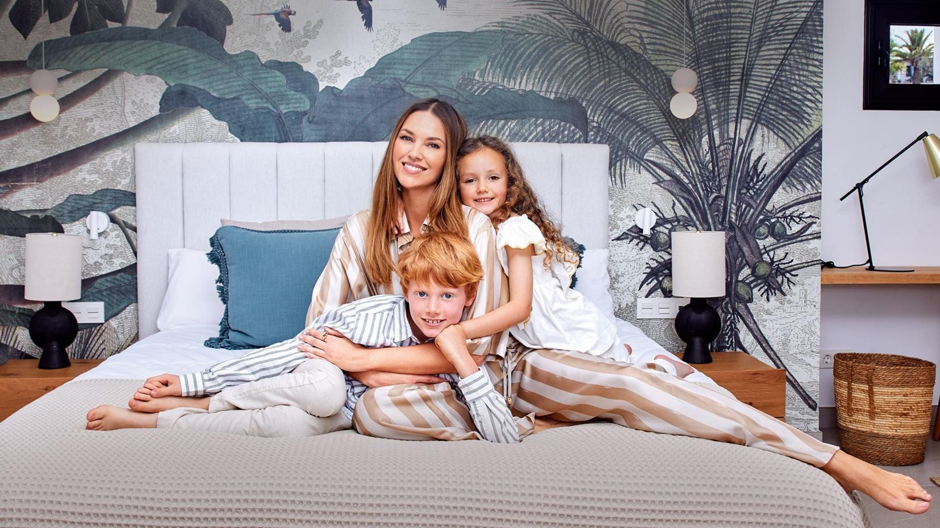 Helen Lindes nos invita a su casa de Lanzarote, su tierra, junto a sus hijos Alan y Aura