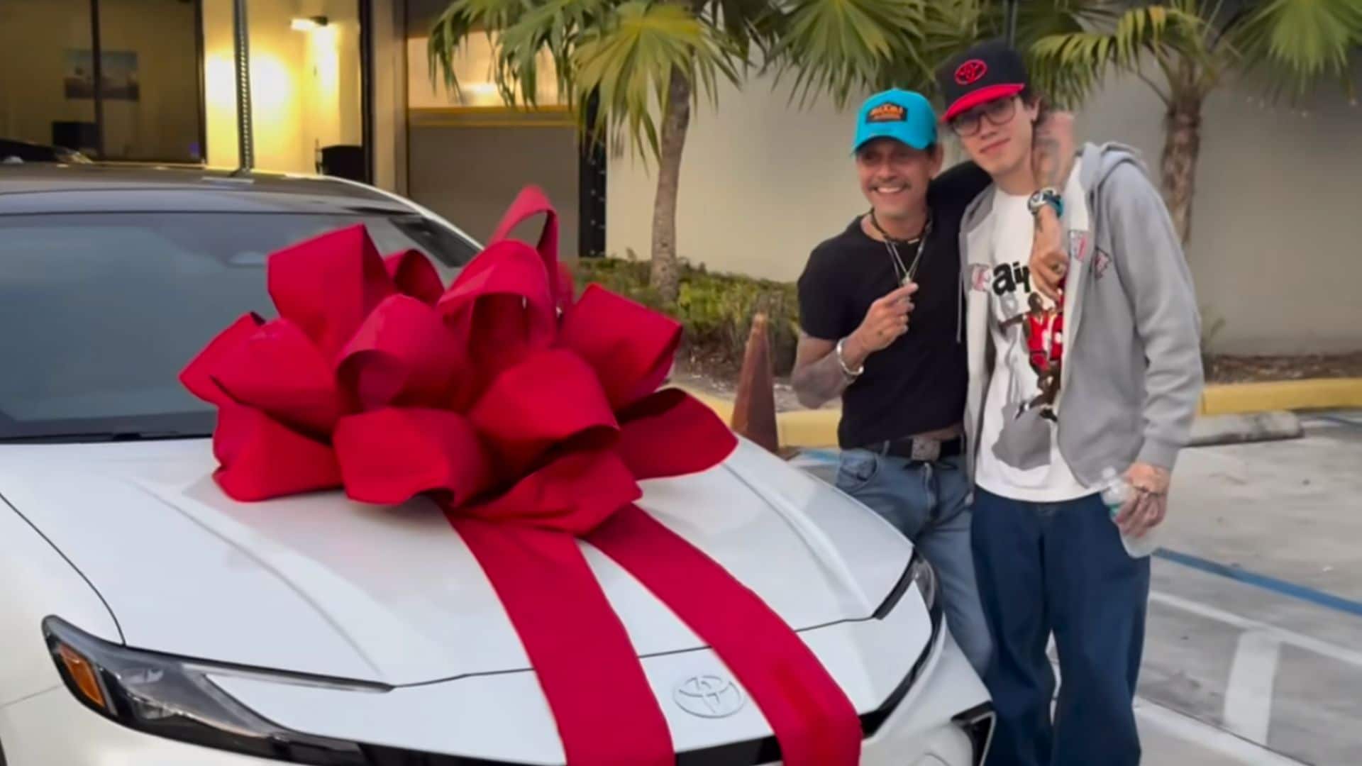 Emocionado, Marc Anthony le regala su primer coche a su hijo Ryan