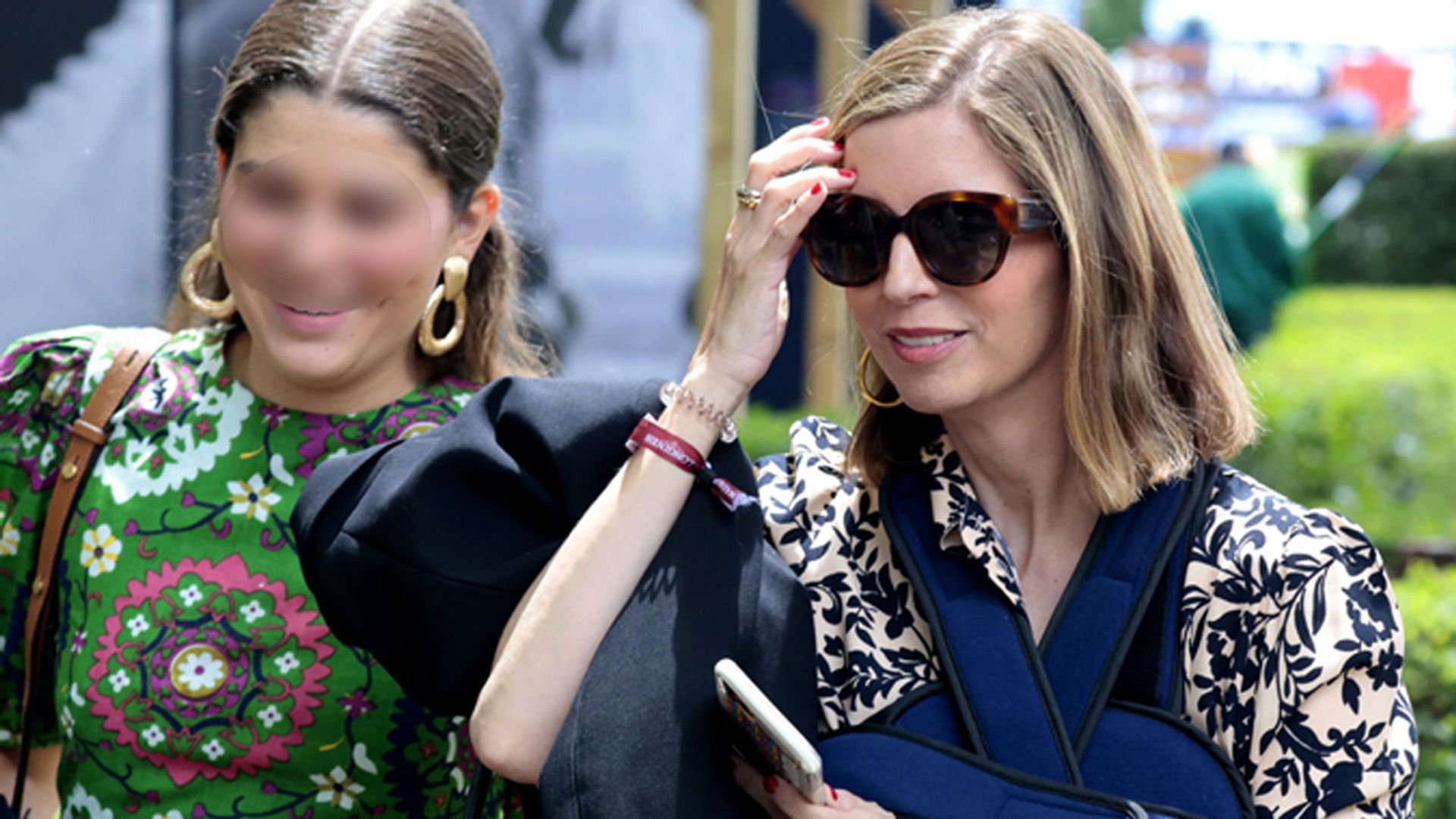 Margarita Vargas acude a la gran cita de la hípica junto a su hija mayor Eugenia, y con un brazo en cabestrillo