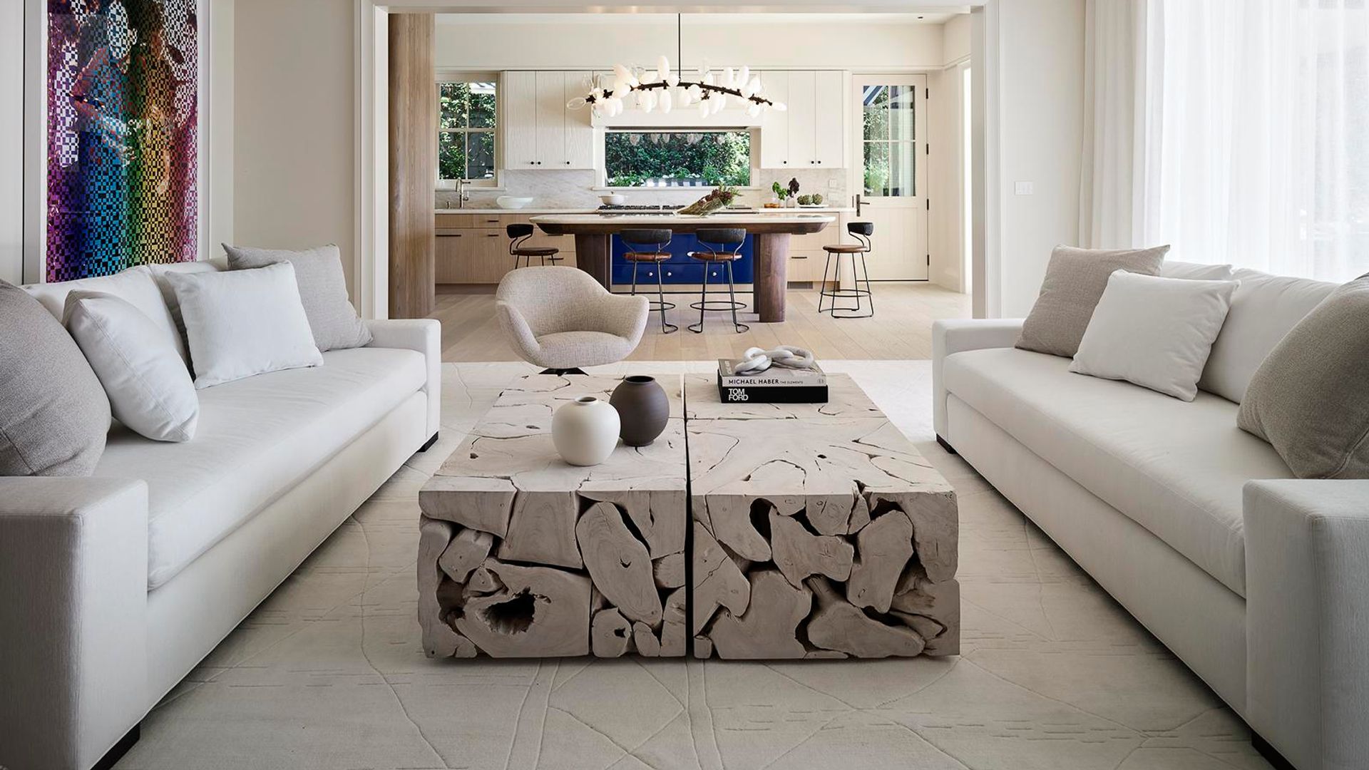 Salón con dos sofás enfrentados y mesa de centro de troncos de madera