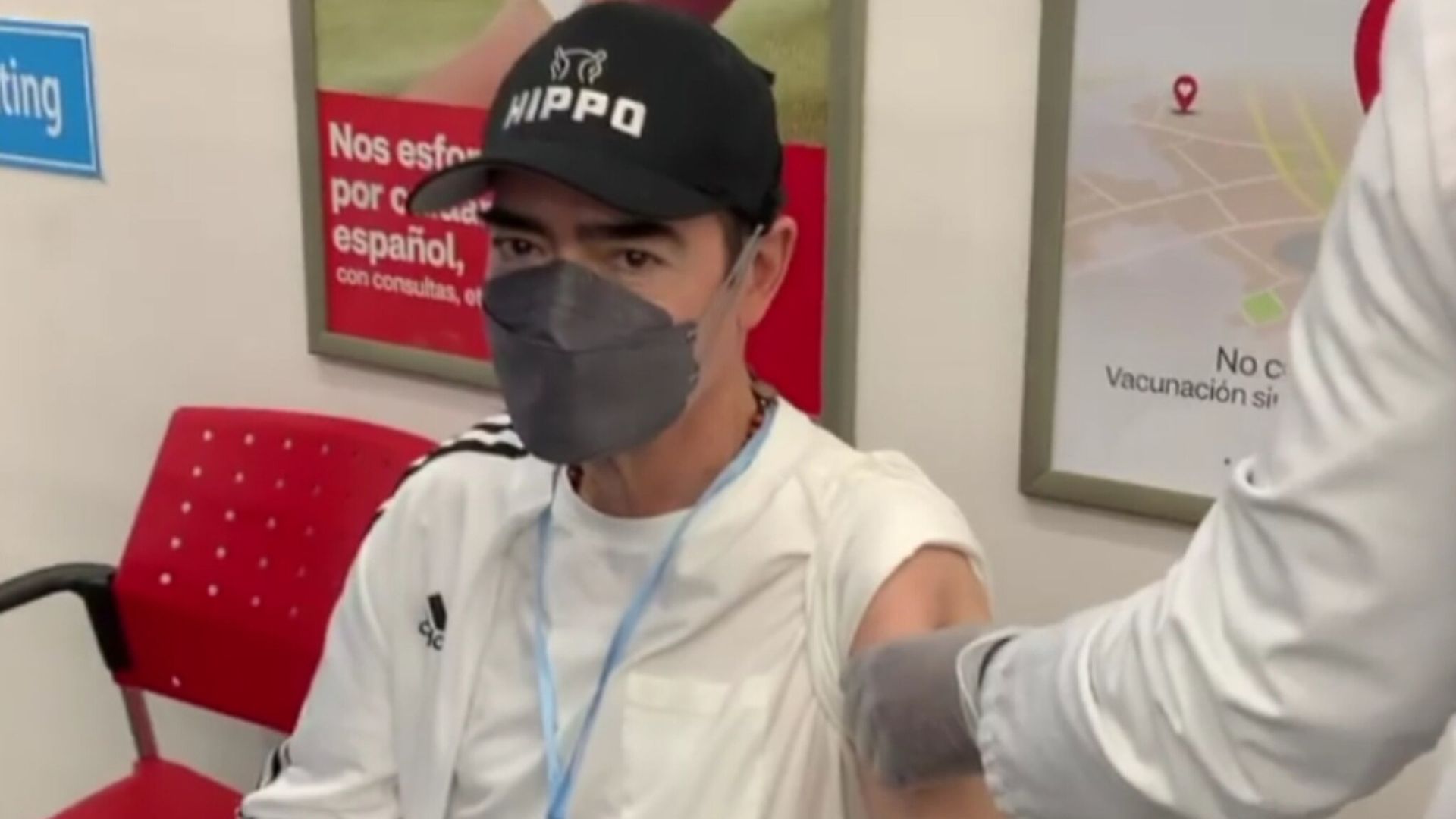 Toño Mauri recibe tercera dosis de la vacuna contra el COVID-19