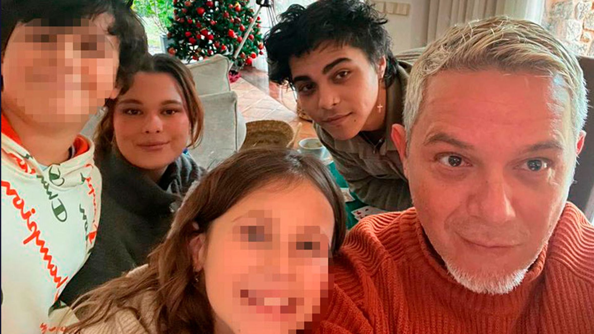 Un juego de cartas y muchas carantoñas: el divertido plan de Alejandro Sanz con sus hijos horas antes de pasar al 2023