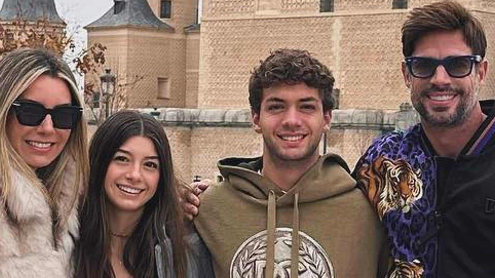 Elizabeth Gutiérrez, Kailey, Christopher y William Levy en España