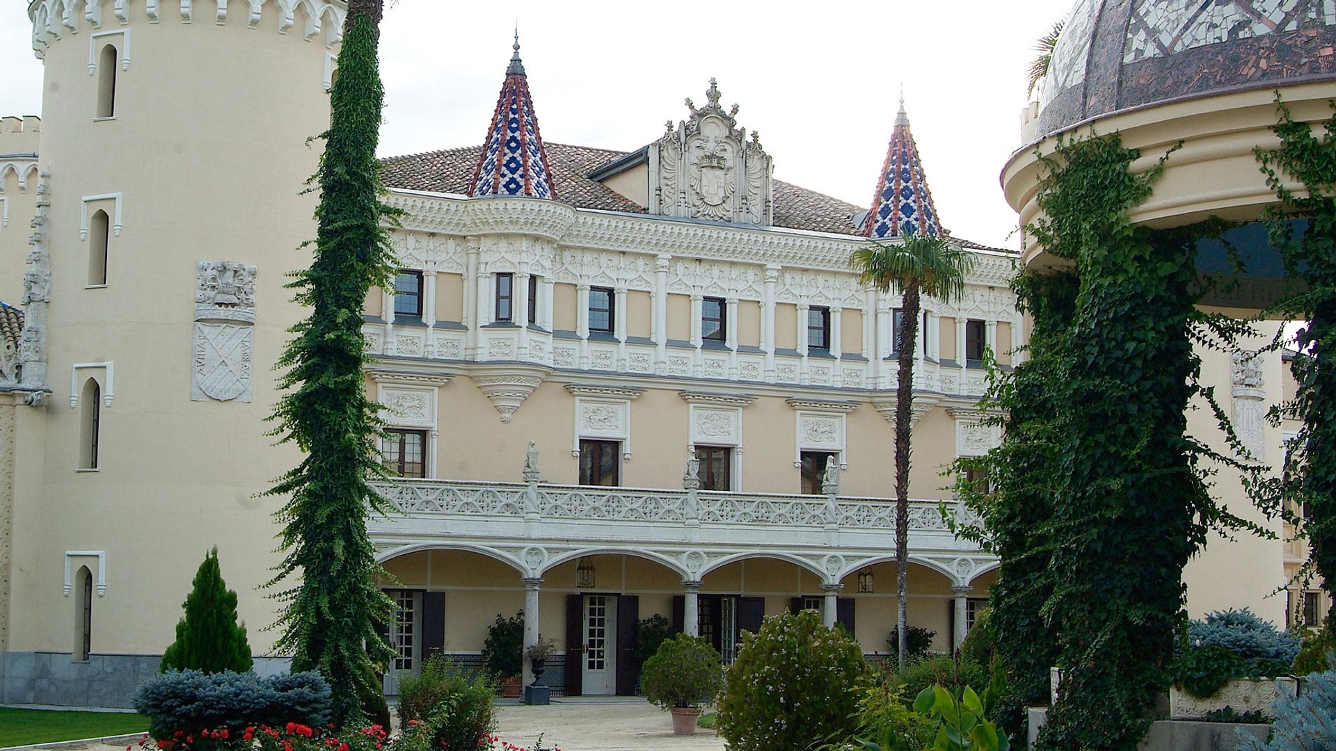 De residencia temporal de Franco a escenario de la gran boda de Lolita: el Castillo de Viñuelas y sus secretos en llamas