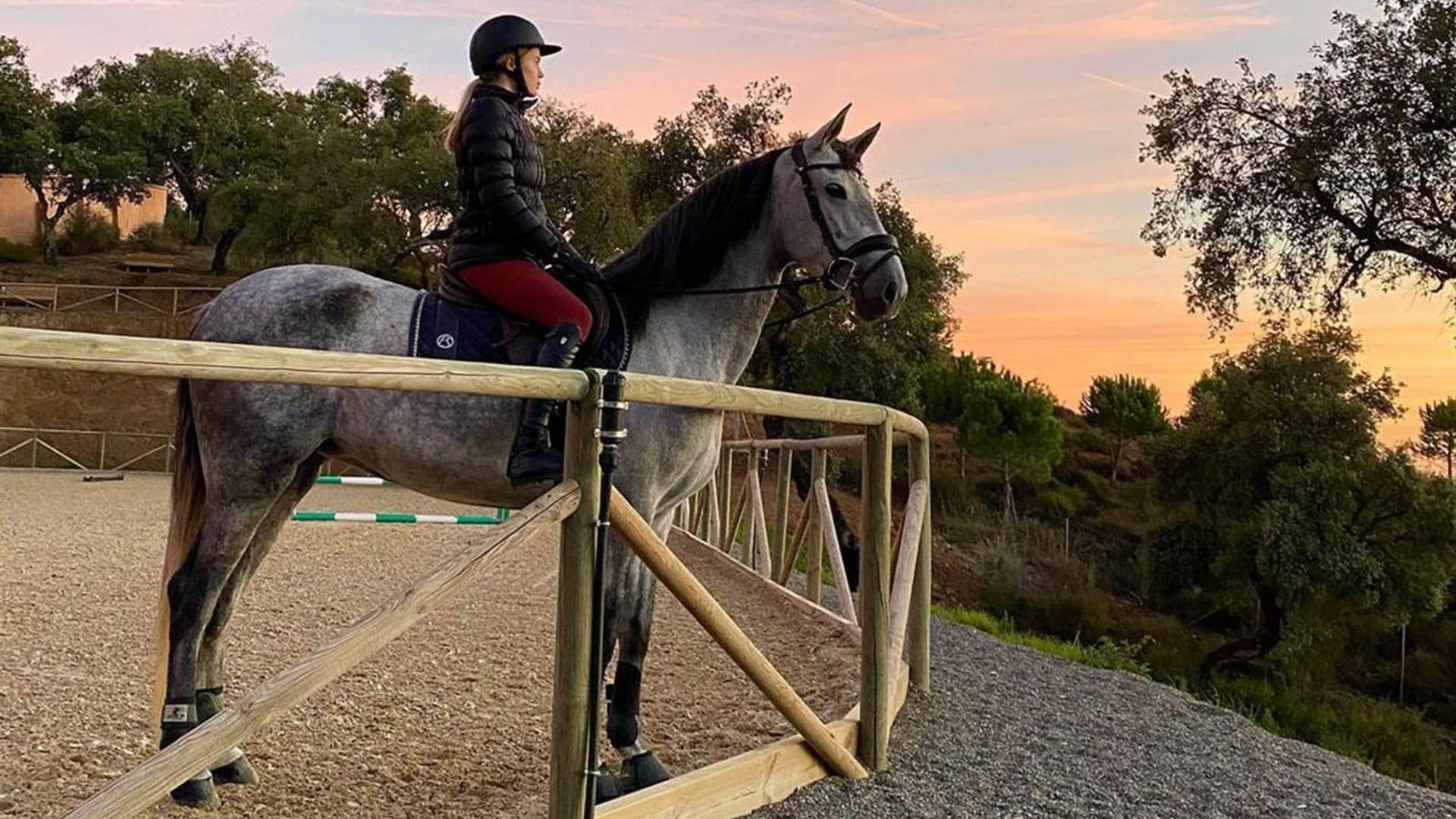 ¡Que no es un terrón! Las carcajadas de Cristina Iglesias cuando su caballo casi se come el móvil