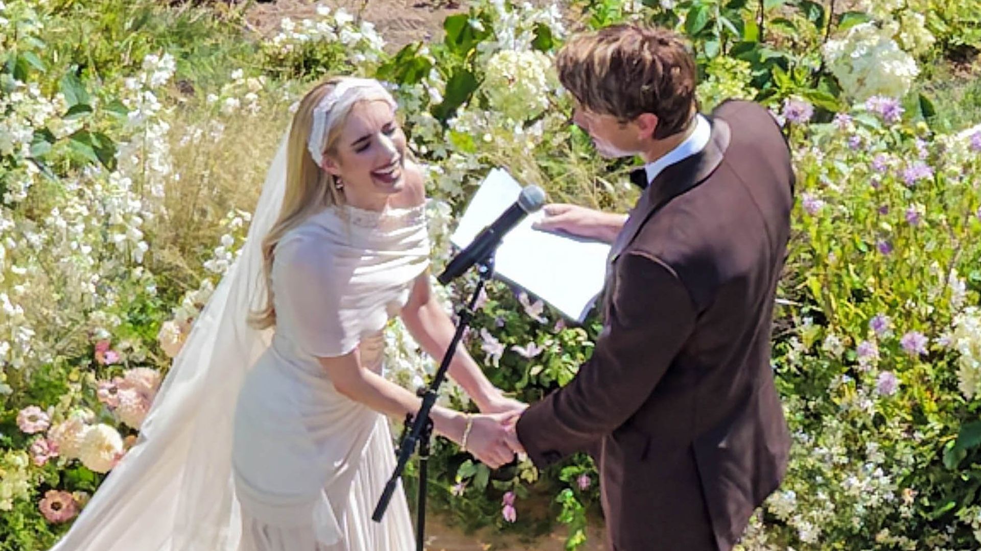 Emma Roberts y Cody John irradiaron felicidad durante su boda en Sun Valley, Idaho.