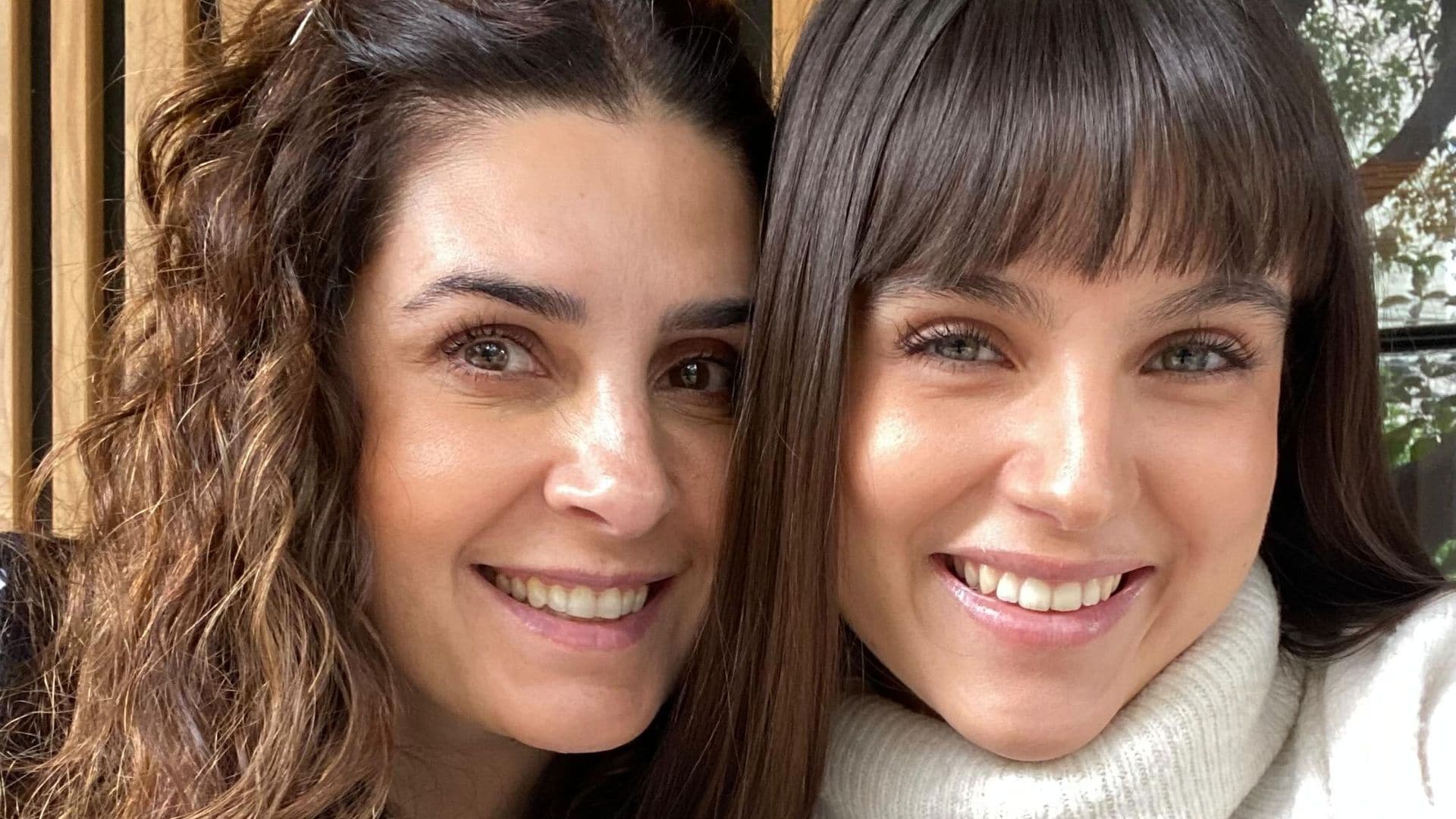 Mayrín Villanueva y su hija, Romina Poza