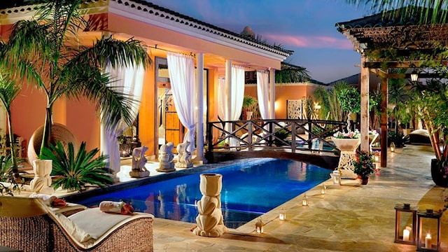 Royal garden villas recepcion
