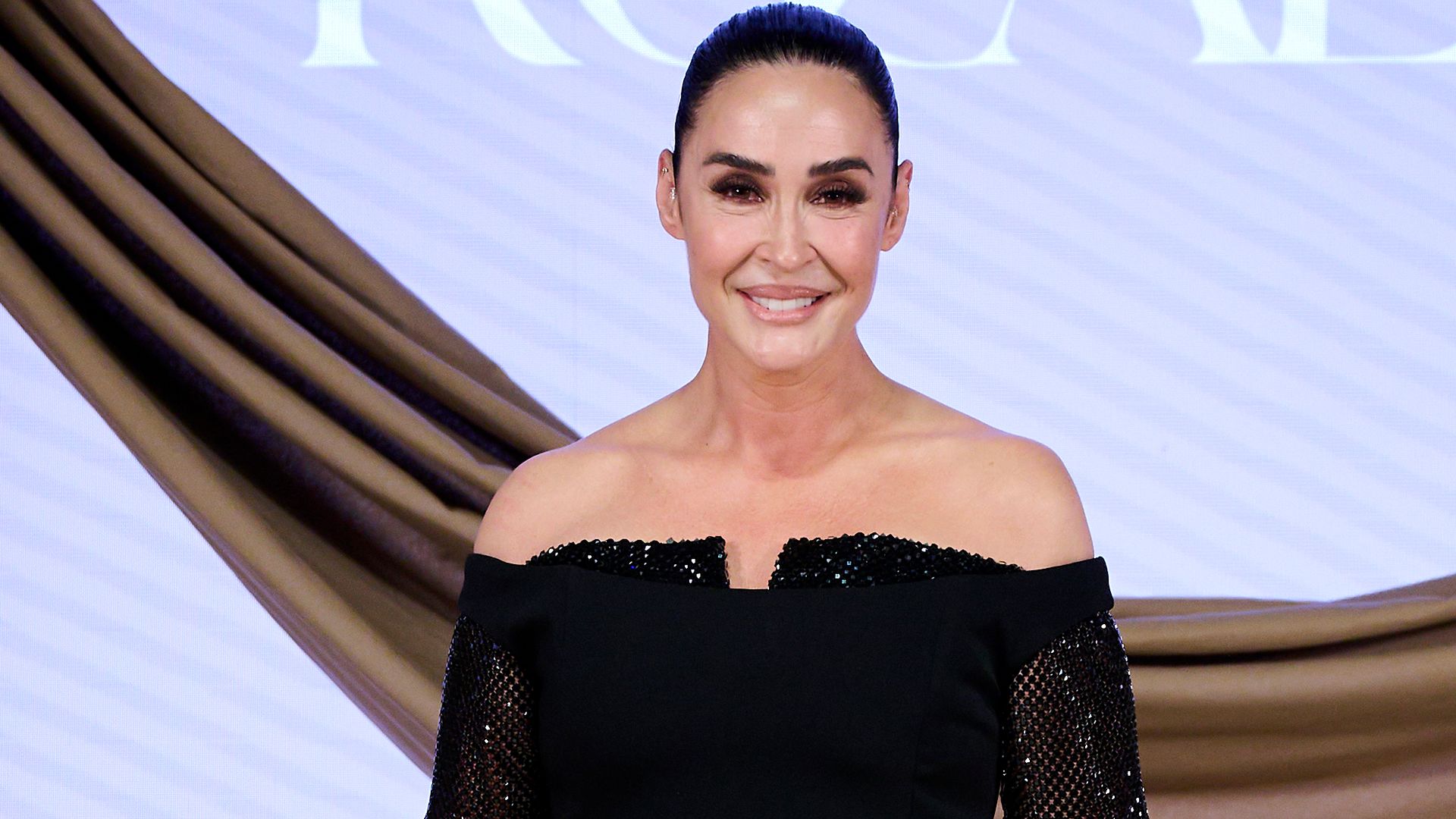 Vicky Martín Berrocal en el estreno de Las Berrocal en Madrid con vestido negro de cuello barco