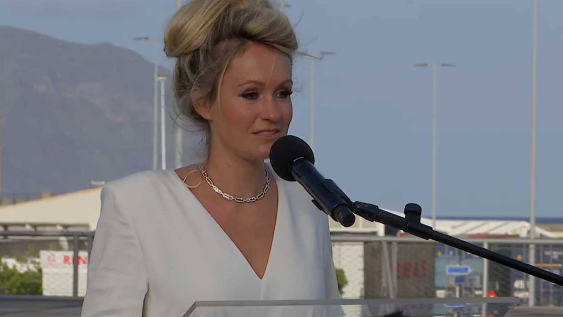 Con su bebé en brazos y demostrando una gran entereza, la madre de Anna y Olivia inaugura una escultura en honor a sus hijas