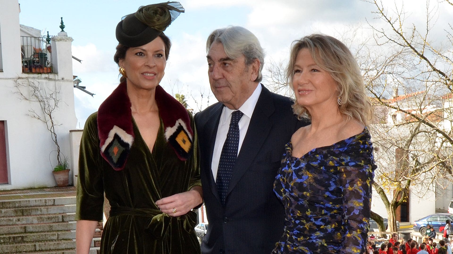 Elena Cué y Myriam Lapique, las invitadas más elegantes de la boda sevillana de María Castellanos, prima de Ana Botín