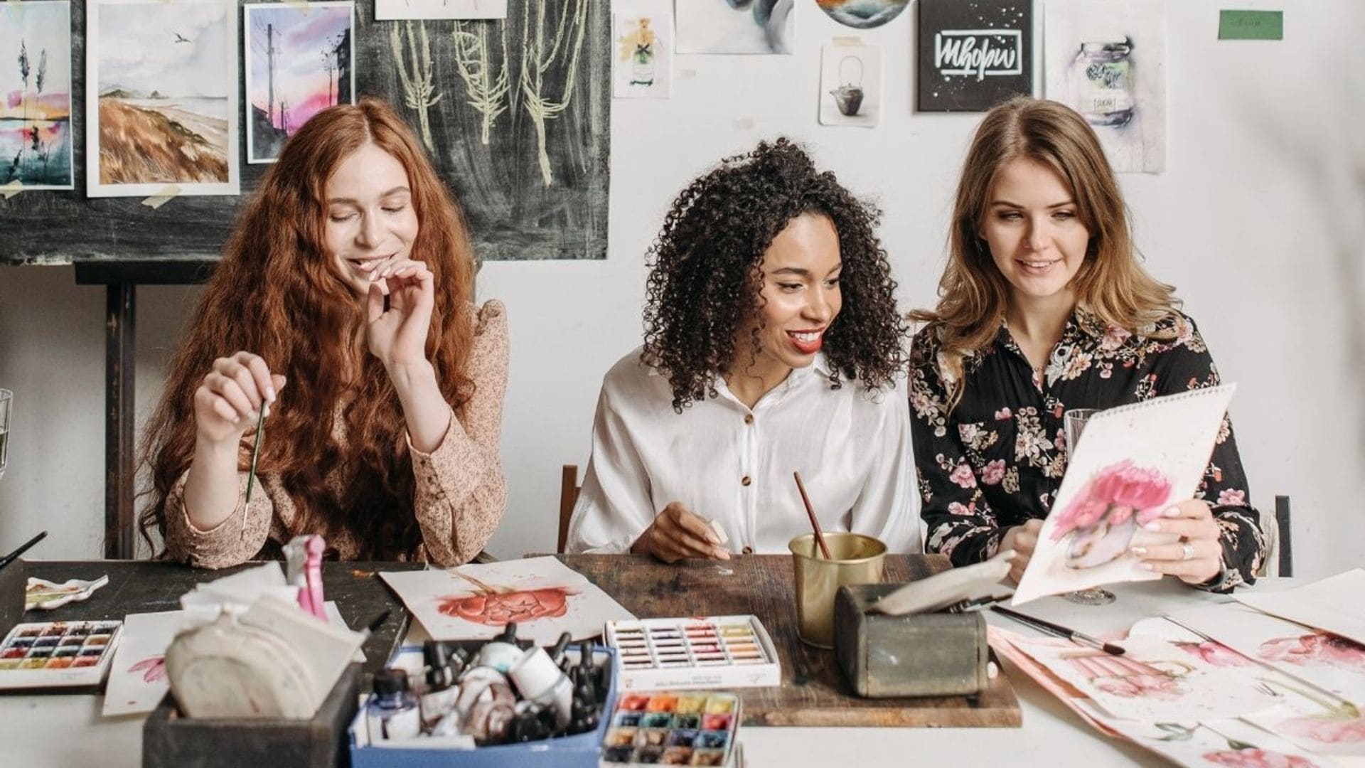 ¿Tomarte una copa de vino mientras pintas? Así es el plan de moda que reinventa el concepto de salir