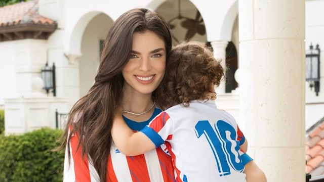 La modelo estilizó el jersey con un collar y pulsera de diamantes
