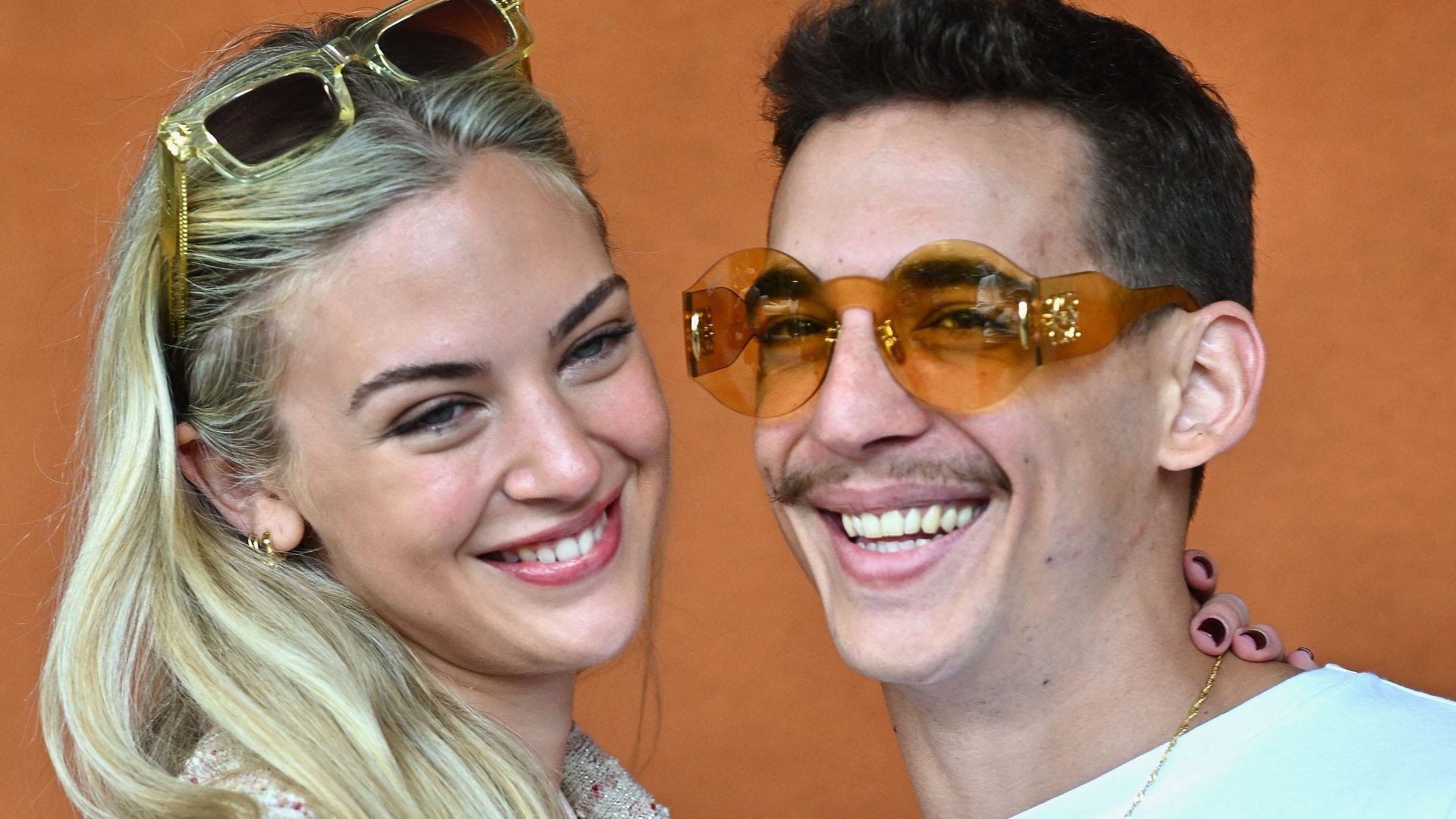 Miguel Herrán, de nuevo enamorado: las fotos más románticas con su misteriosa y bellísima novia