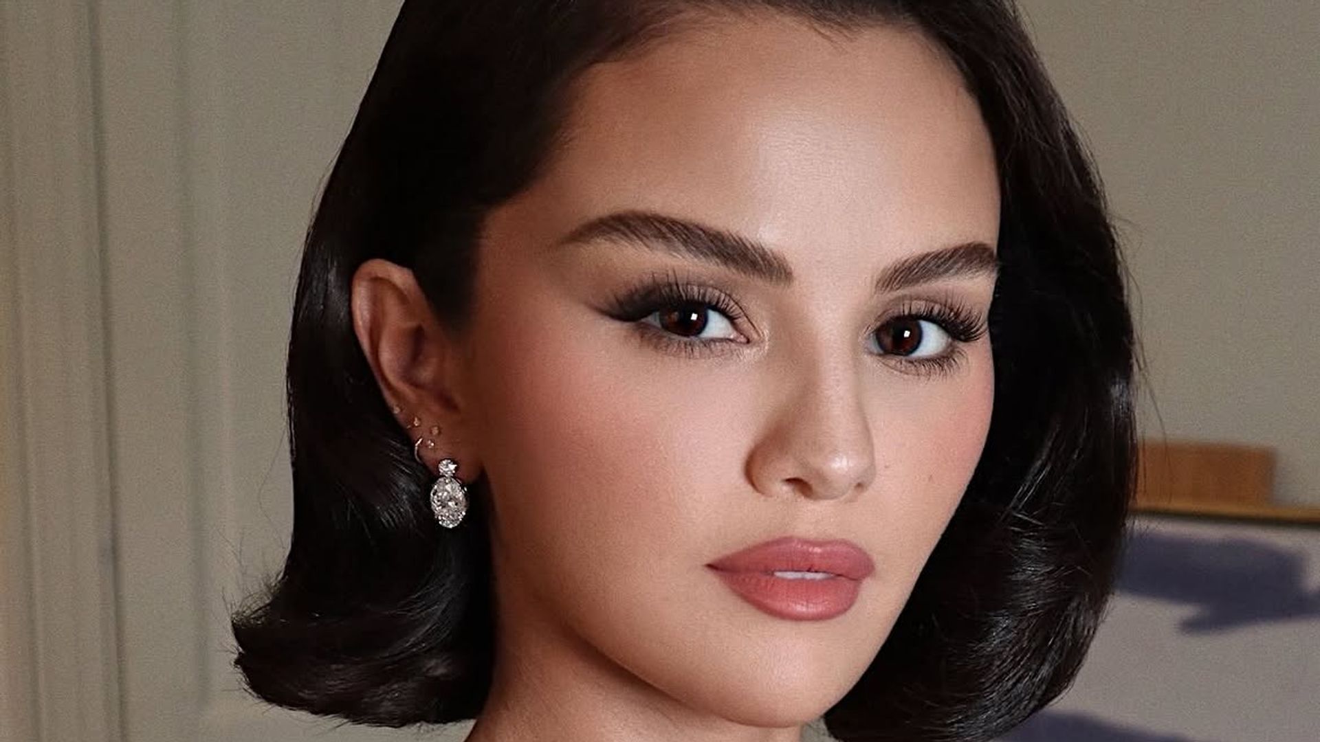selena gomez maquillaje parpados caidos