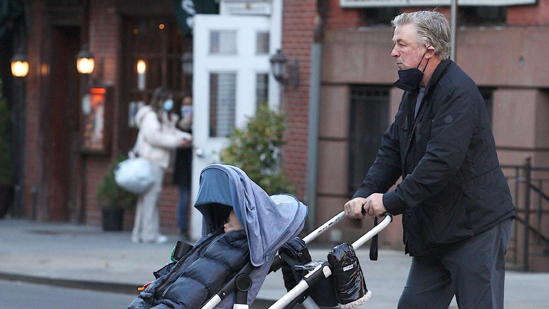 Alec Baldwin afronta las demandas por el accidente mortal en 'Rust' refugiándose en su familia