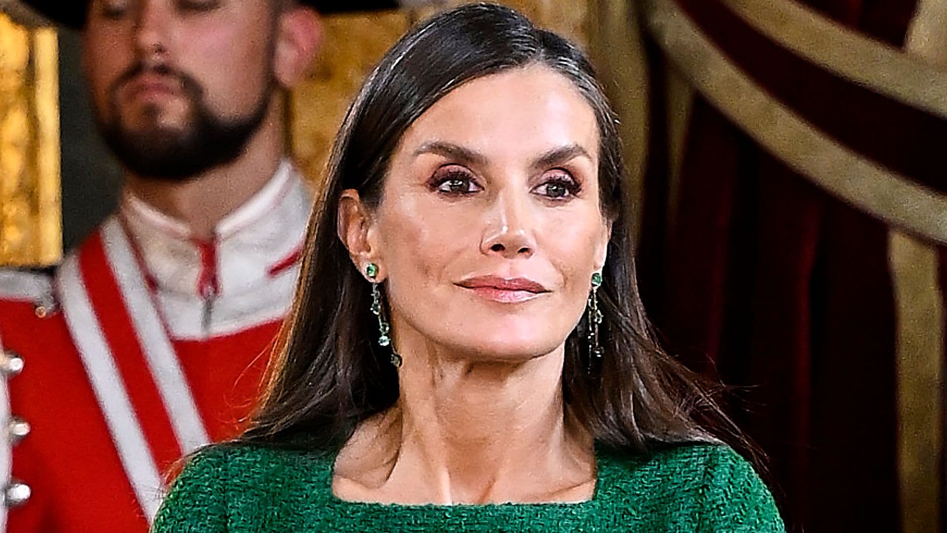 La reina Letizia sorprende con un vestido verde esmeralda por primera vez en el Día de la Hispanidad