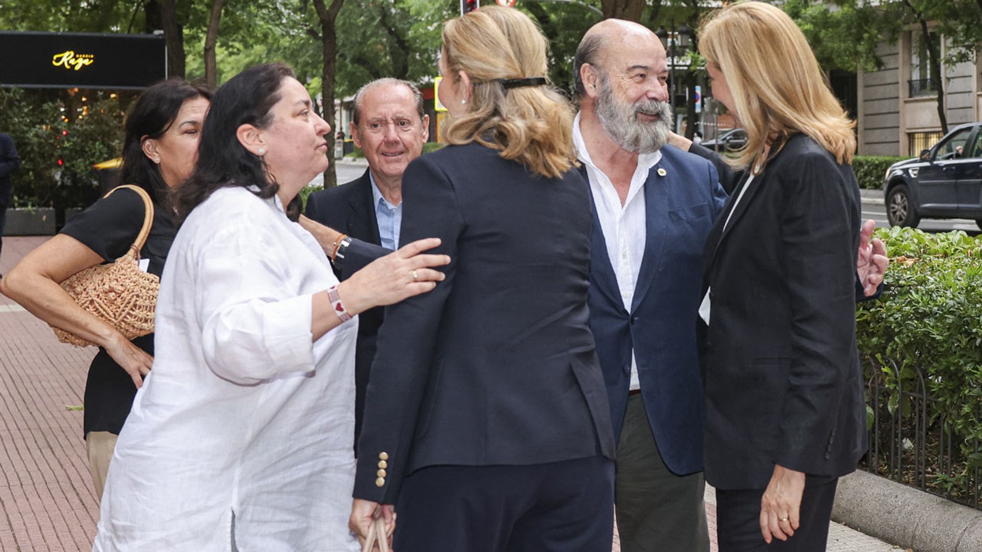 Las infantas Elena y Cristina arropan a Lorenzo Caprile en el funeral de su hermana