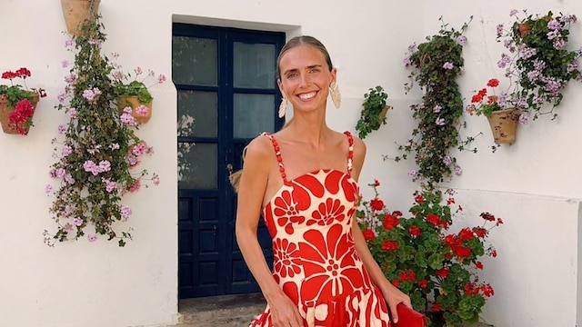 Lucía Bárcena con vestido estampado rojo y blanco 