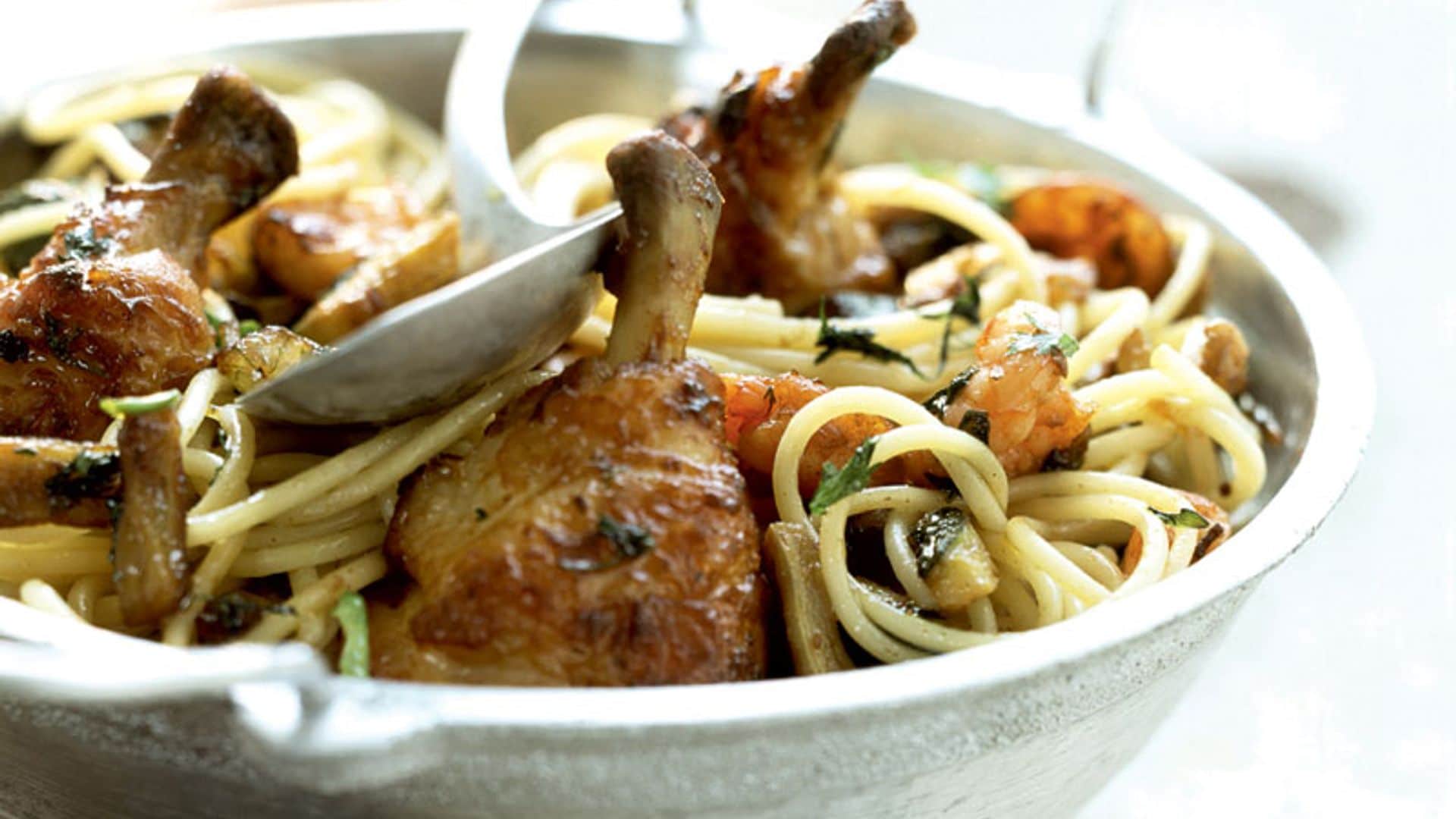Espaguetis con muslos de pollo y langostinos