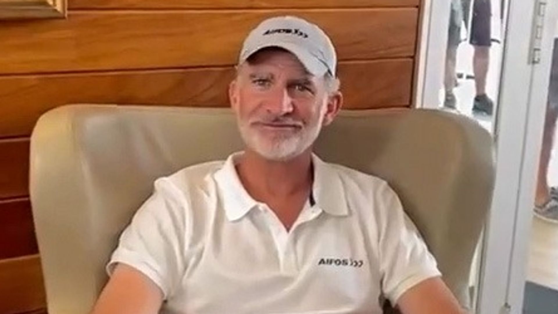 La divertida reacción de Felipe VI al ser piropeado mientras se toma una cerveza en Mallorca: "Eres el rey más guapo de Europa"