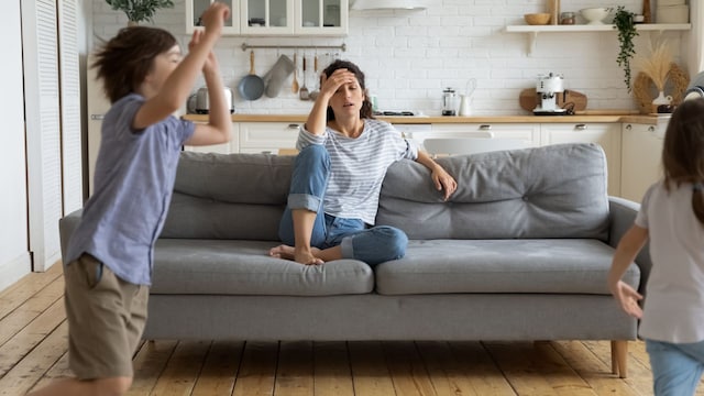 Madre desesperada por el comportamiento de sus hijos