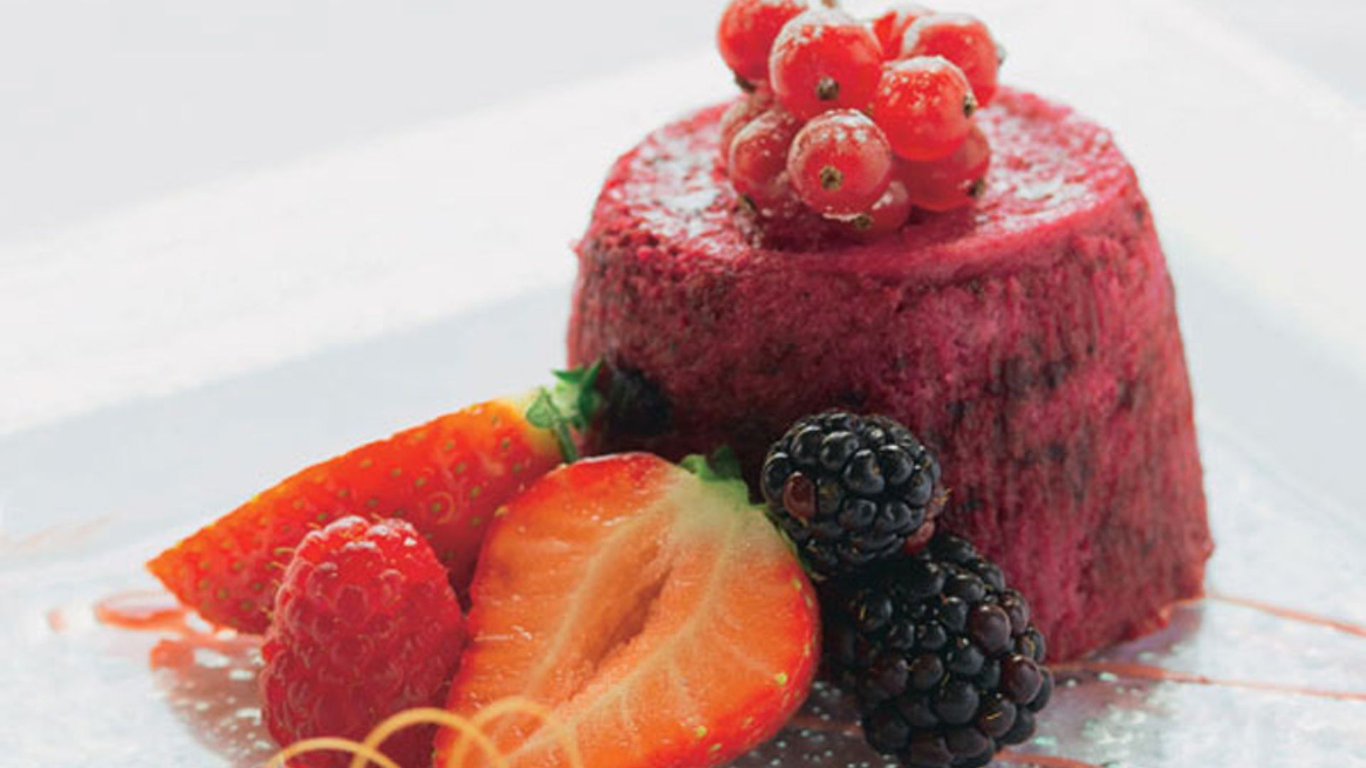 Pudin de fresas y frutas rojas con helado de limón