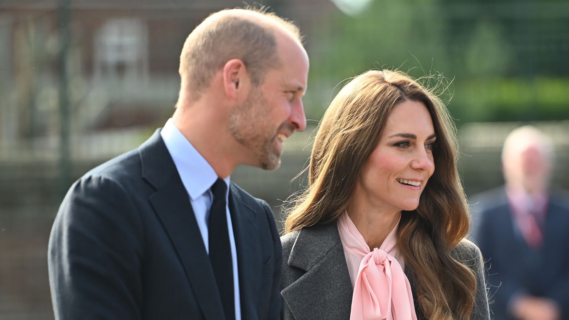 El príncipe William y la princesa Kate en una visita a Southport, Inglaterra.